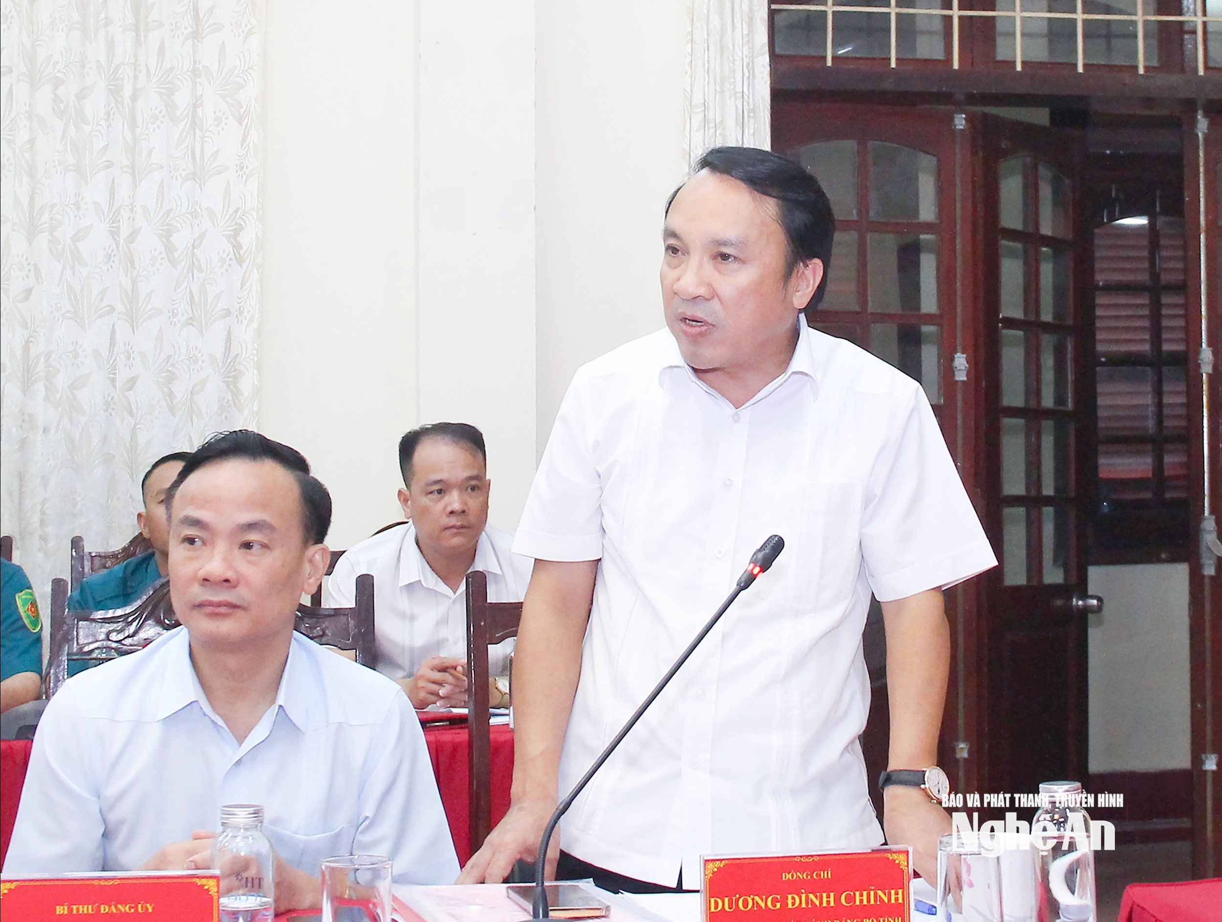 Đồng chí Dương Đình Chỉnh - Uỷ viên Ban Chấp hành Đảng bộ tỉnh, Bí thư Đảng uỷ xã Đông Lộc báo cáo kết quả công tác chuẩn bị đại hội của Đảng bộ xã. i Hoa