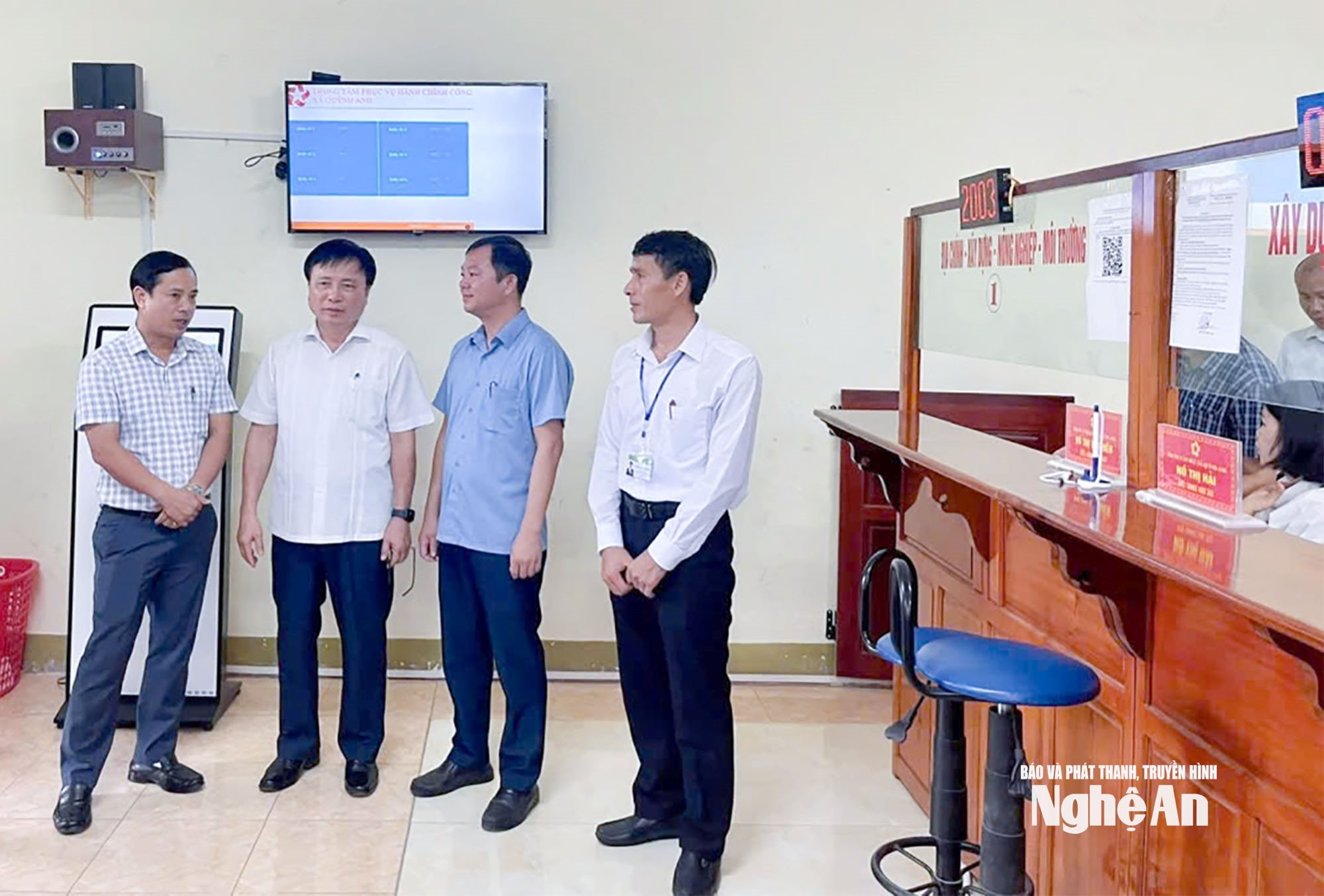 Lãnh đạo UBND tỉnh kiểm tra vận hành Trung tâm phục vụ hành chính công xã Quỳnh Anh. Ảnh- CSCC