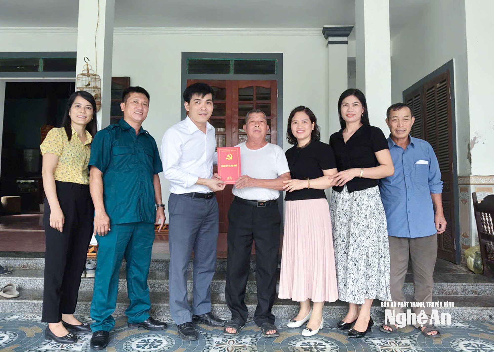Lãnh đạo xã Đại Huệ tặng quà cho đối tượng chính sách nhân ngày 27:7. Ảnh Mai Hoa