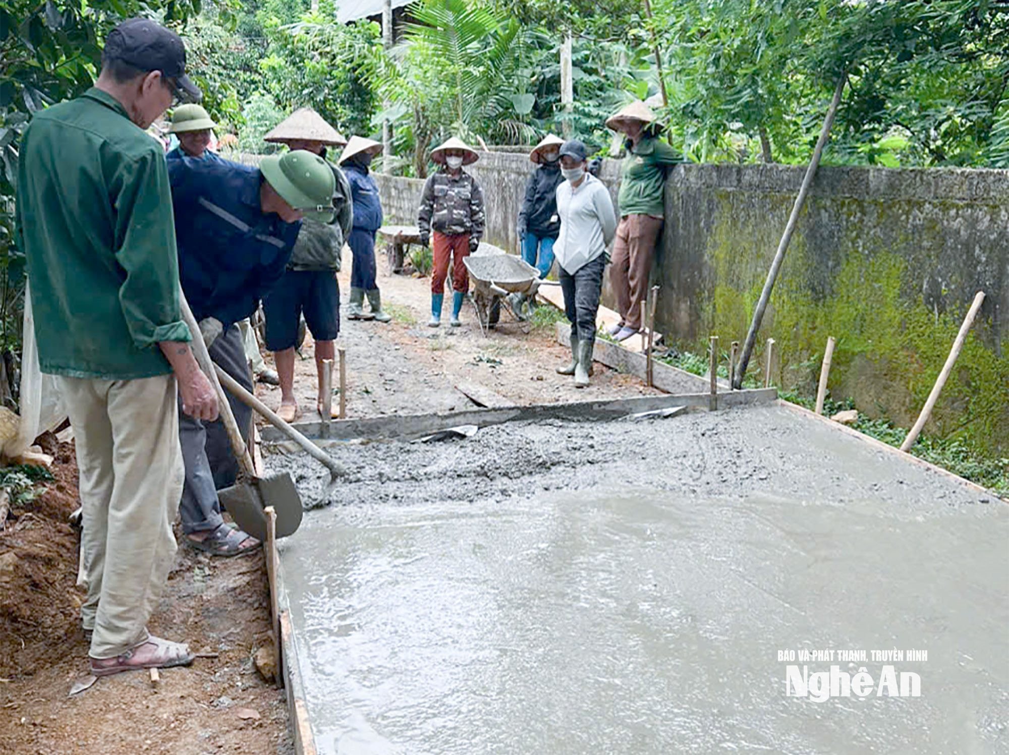Xã Tiền Phong huy động sức dân làm đường bê tông. Ảnh Mai Hoa