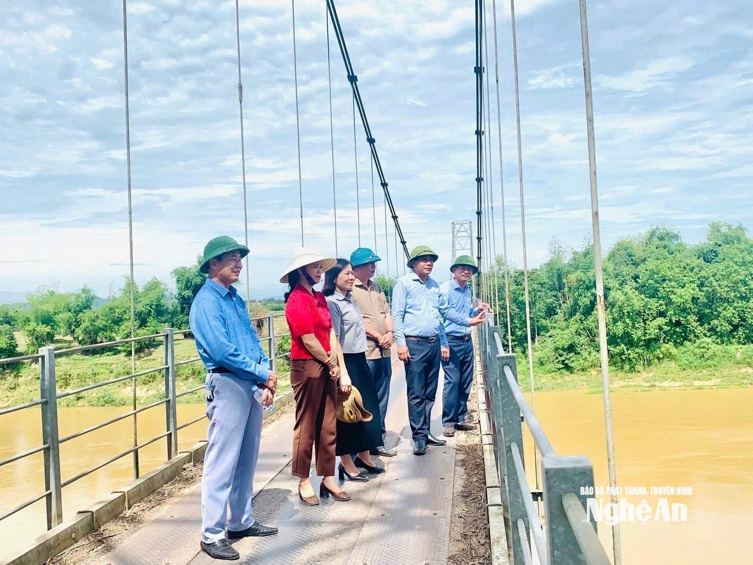 Các đồng chí Lãnh đạo xã Nghĩa Đồng khảo sát đánh giá thực trạng giao thông nông thôn ở cơ sở. Ảnh CSCC