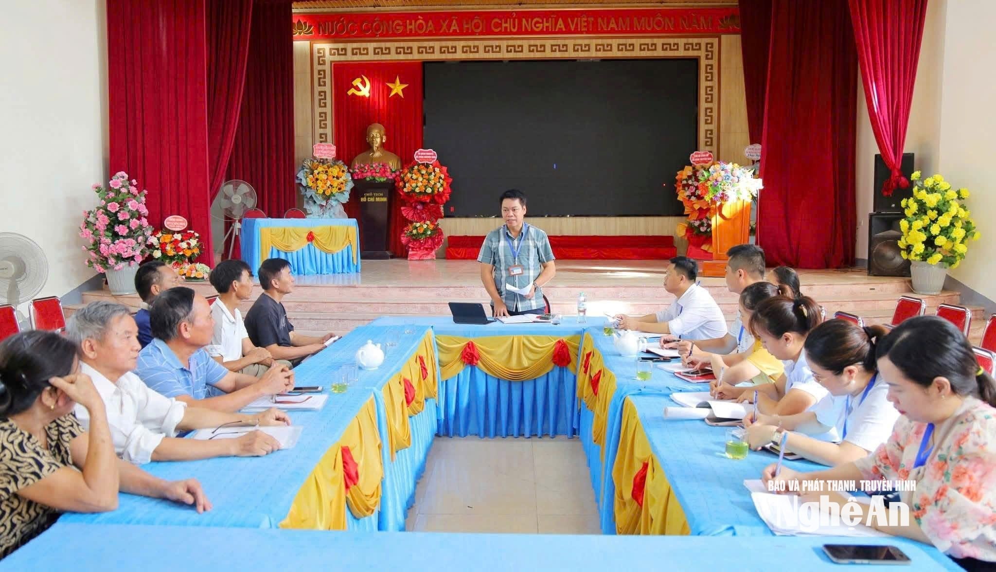 Chủ tịch UBND xã Hưng Nguyên Nam tiếp công dân. Ảnh KL