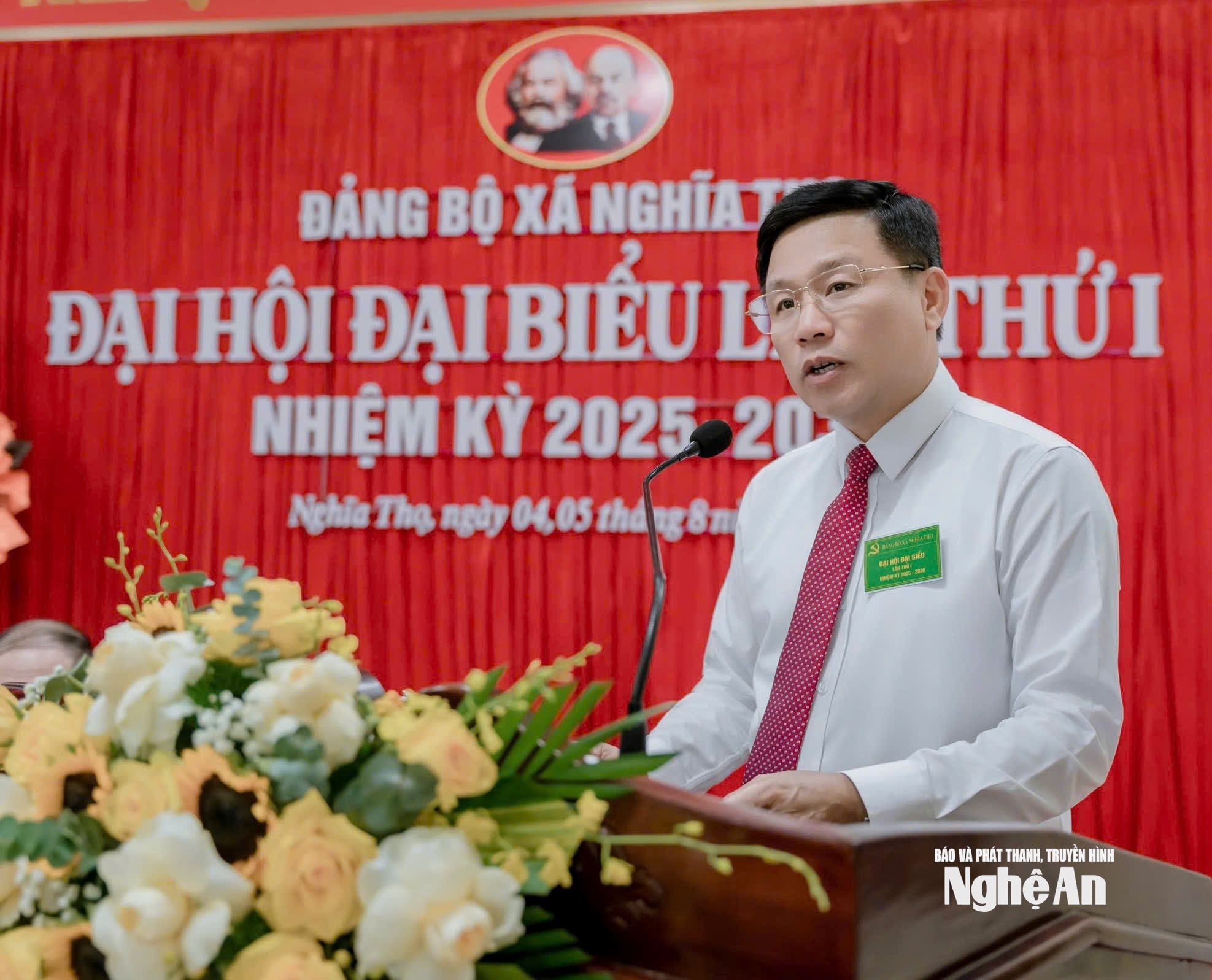 Đồng chí Hoàng Phú Hiền - Ủy viên Ban Chấp hành Đảng bộ tỉnh, Phó Chủ tịch UBND tỉnh phá biểu tại đại hội Đảng bộ xã Nghĩa Thọ. Ảnh Đức Anh