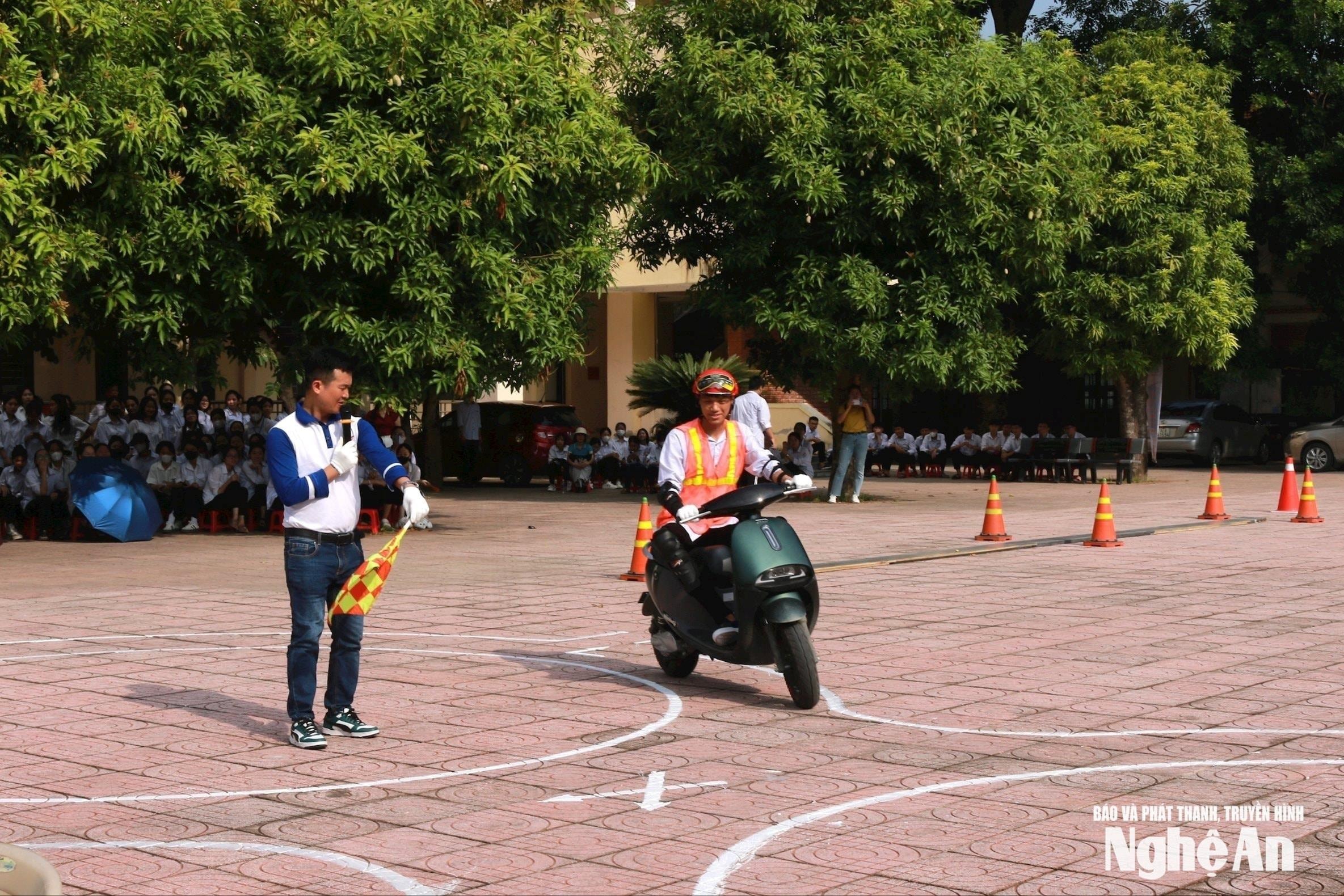 bna_huong-dan-ky-nang-lai-xe-an-toan-cho-hoc-sinh.-anh-dang-cuong.jpg