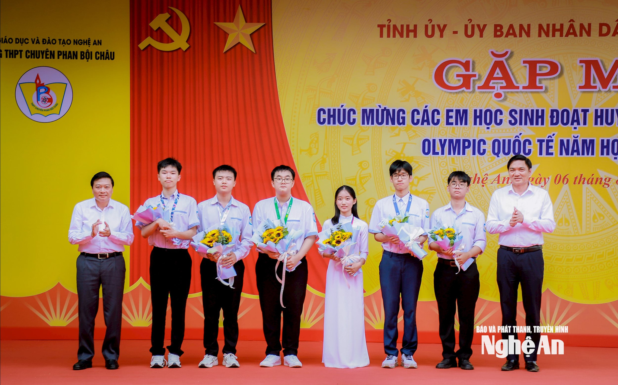 Lãnh đạo tỉnh Nghệ An chúc mừng học sinh Trường THPT chuyên Phan Bội Châu đoạt giải cao tại các cuộc thi quốc tế