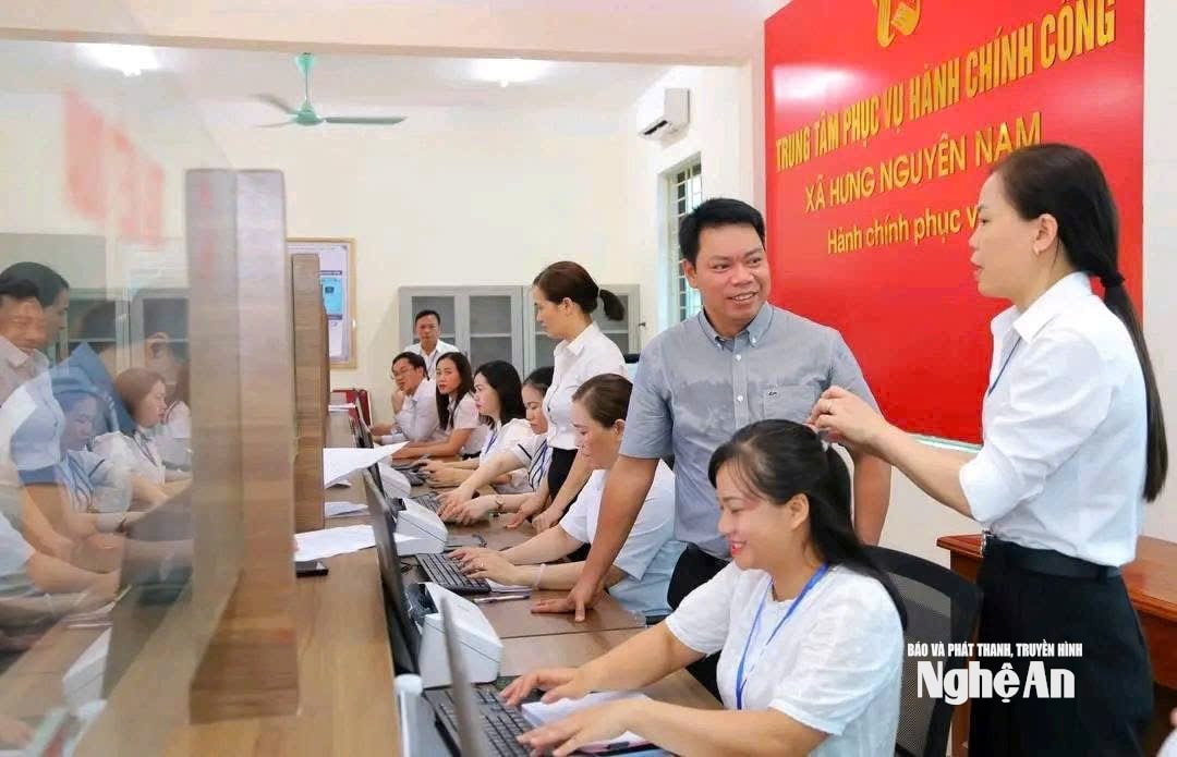 Lãnh đạo xã Hưng Nguyên Nam kiểm tra hoạt động của Trung tâm Dịch vụ hành chính công.