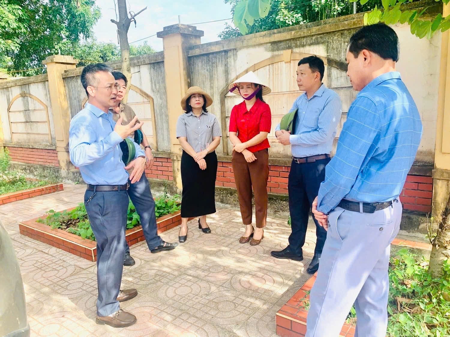 Lãnh đạo xã Nghĩa Đồng khảo sát thực tế phục vụ xây dựng chương trình, đề án phát triển KTXH giai đoạn 2025-2030. Ảnh CSCC