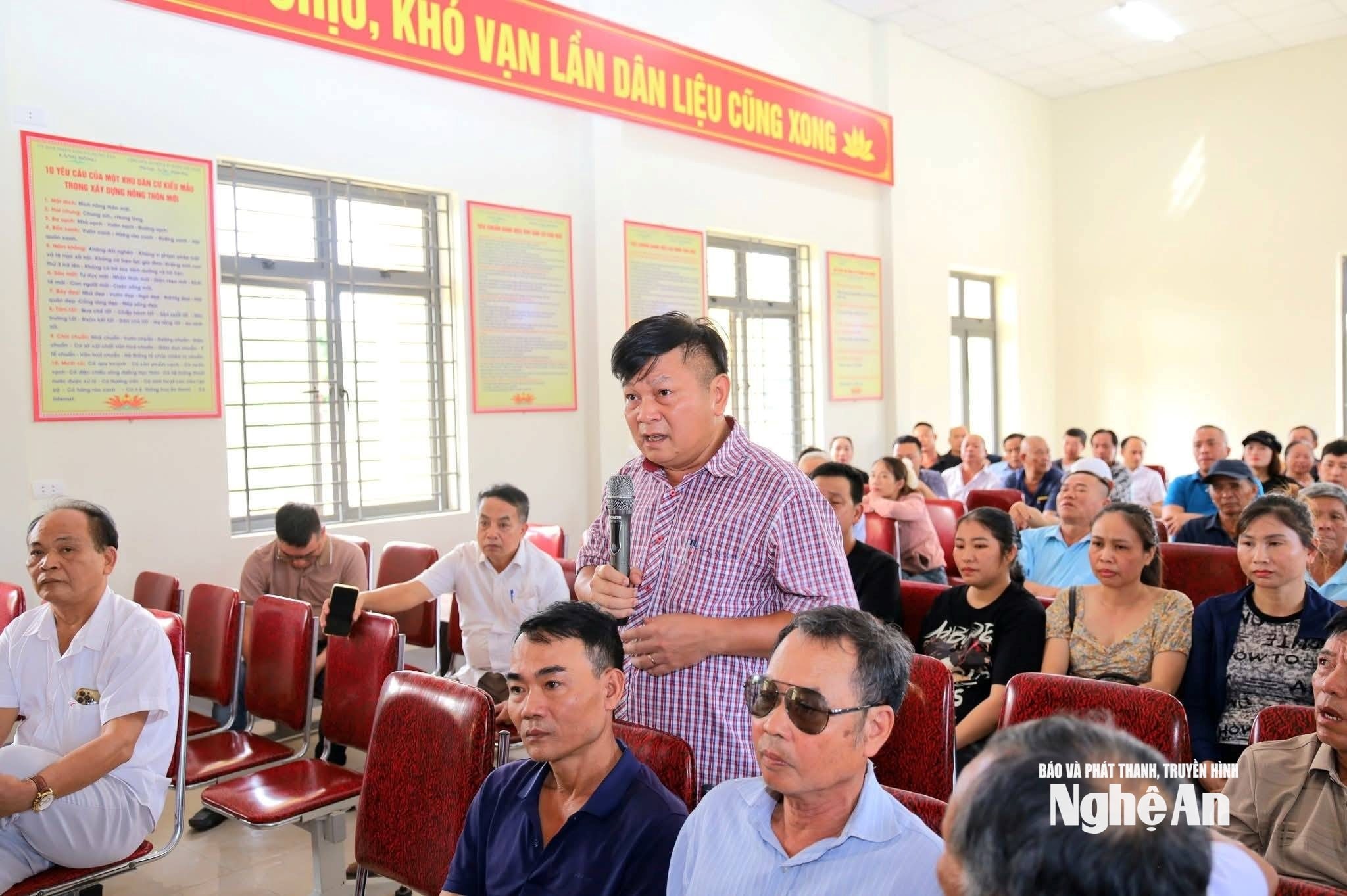 Người dân Hưng Nguyên Nam nêu ý kiến, đề xuất, kiến nghị liên quan đến quy hoạch, chính sách hỗ trợ liên quan đến tái định cư phục vụ dự án cao tốc Bắc- Nam. Ảnh CSCC