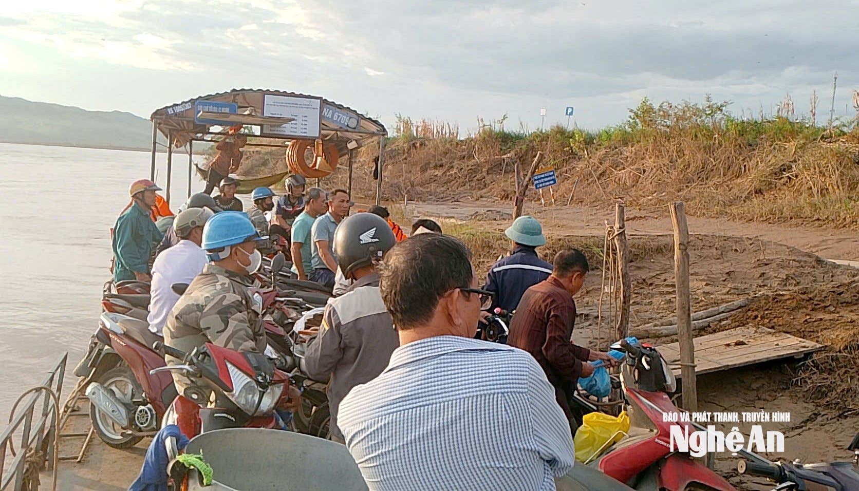 Người dân lên đò Phuống không mặc áo phao theo quy định ảnh QA