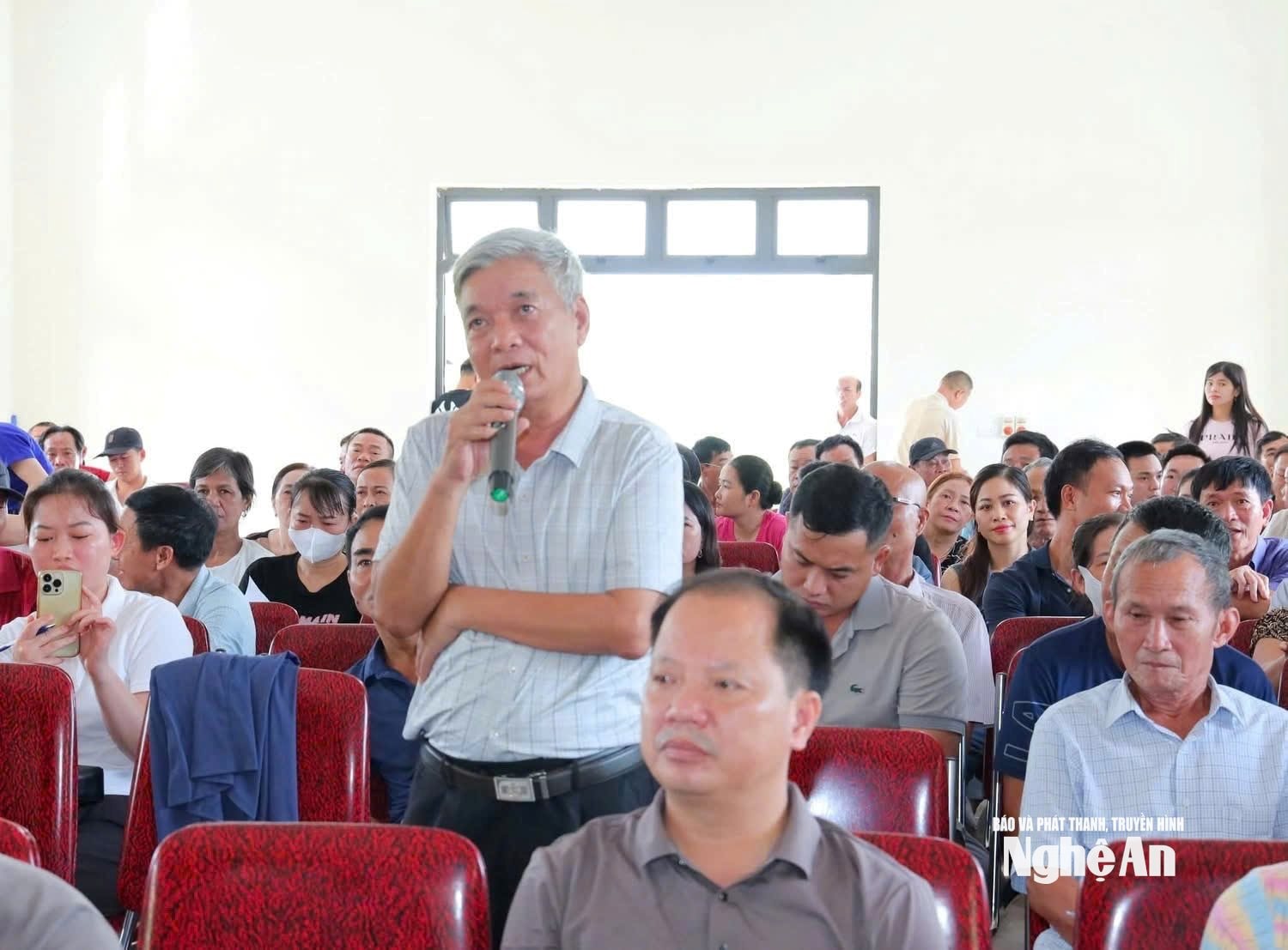 Người dân xã Hưng Nguyên Nam phát biểu ý kiến về vị trí dự kiến quy hoạch khu tái định cư cao tốc Bắc - Nam.