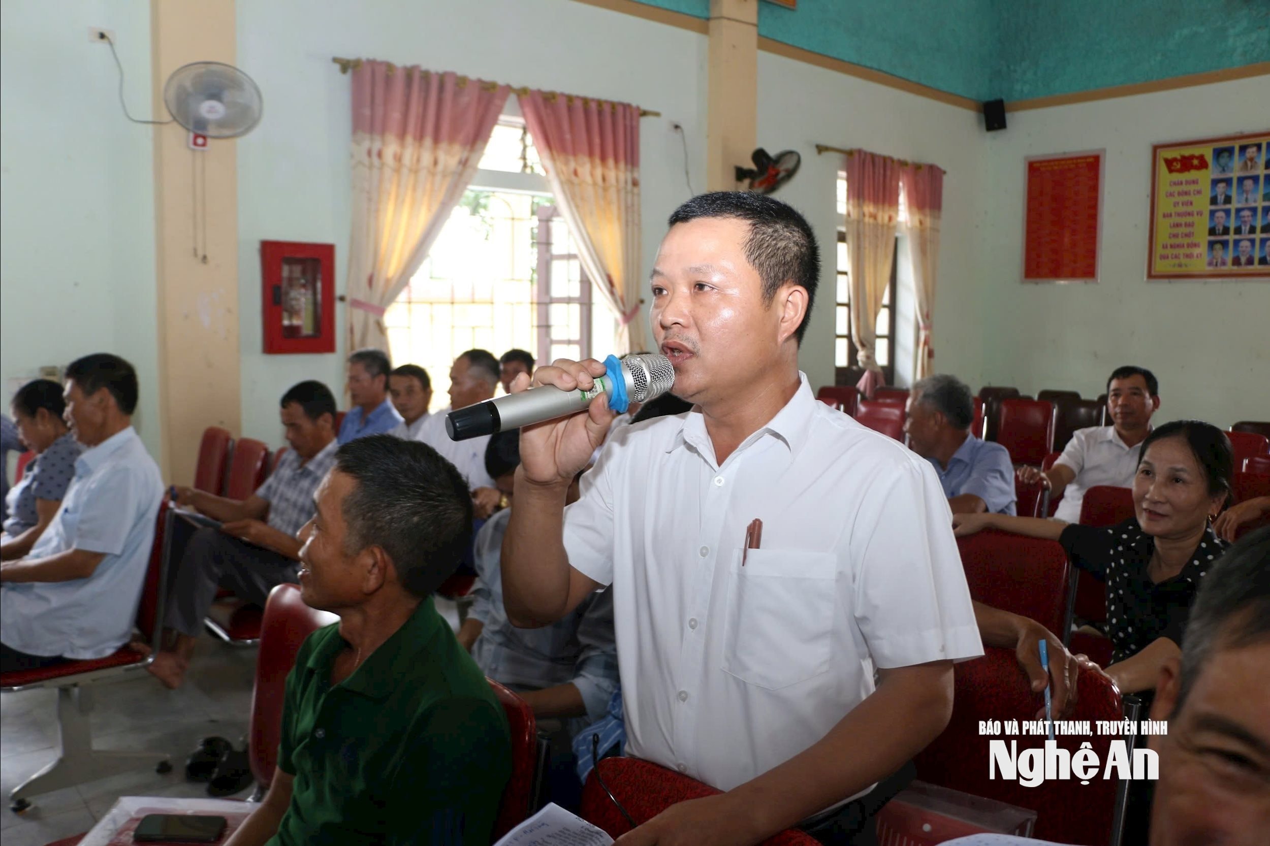 Ông Lê Công Thắng - Bí thư Chi bộ xóm 5, xã Nghĩa Đồng phát biểu đóng góp ý kiến về công tác phát triển đảng trên địa bàn xã. Ảnh Khánh Ly