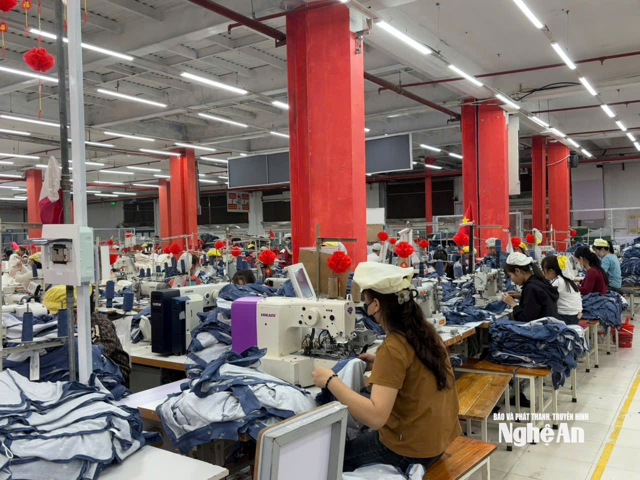 sản xuất tại nhàm áy may Minh Anh - Kim Liên. Ảnh Thu Huyền