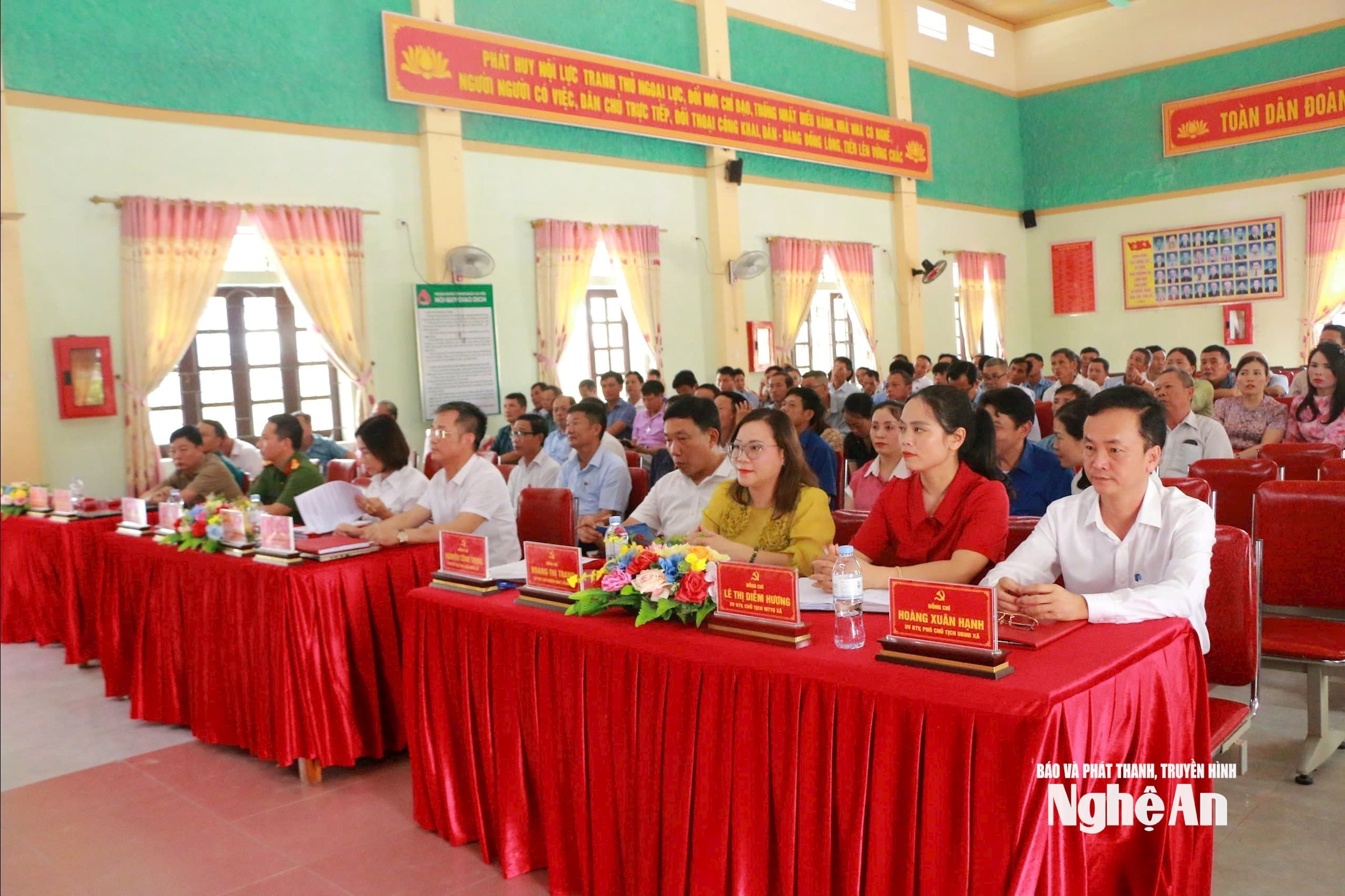 Thường trực Đảng ủy, HĐND, UBND xã Hưng Nguyên Nam. Ảnh Khánh Ly