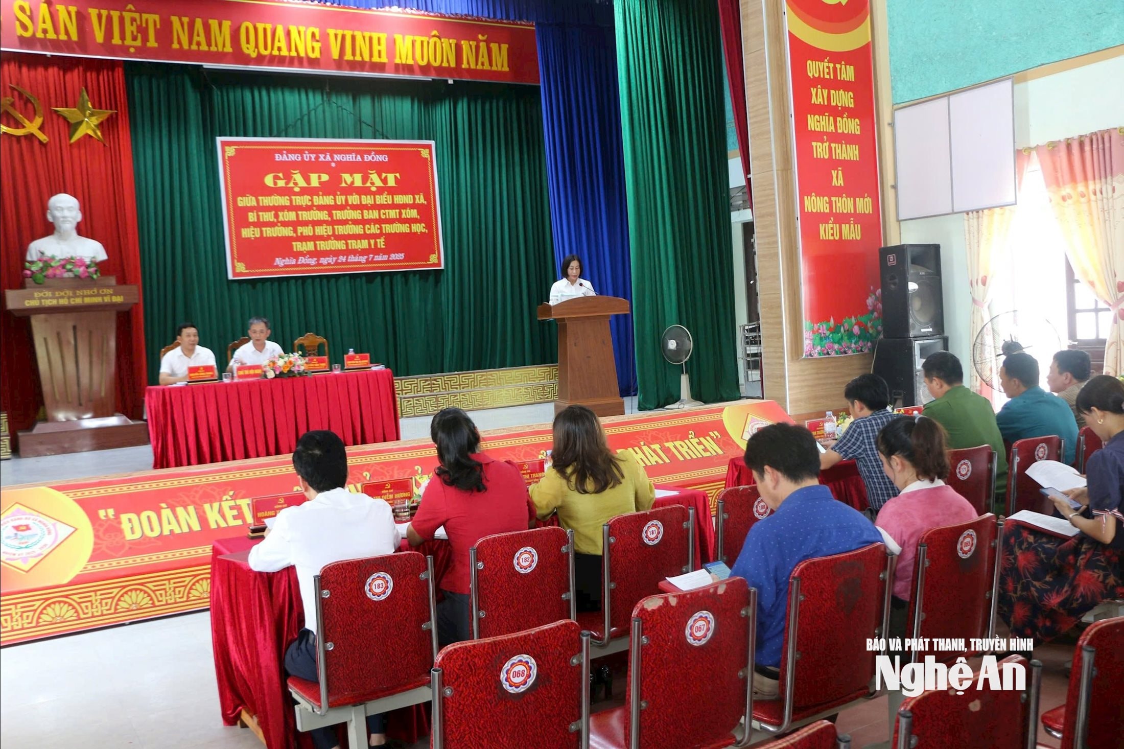 Thường trực Đảng ủy, HĐND, UBND xã Nghĩa Đồng. Ảnh Khánh Ly