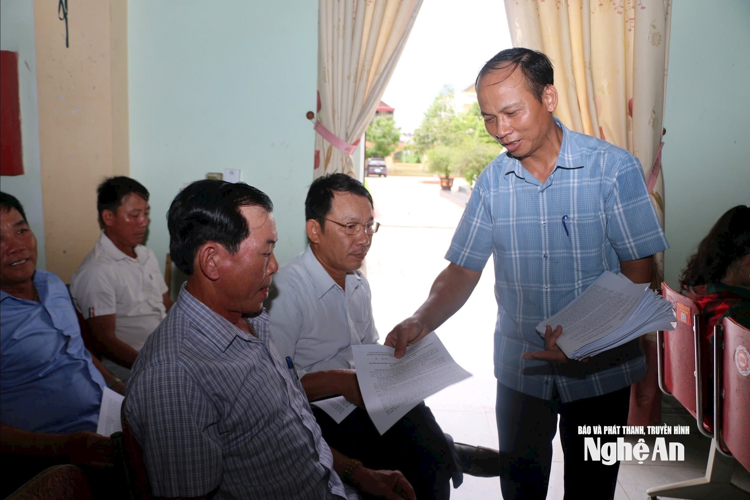 Xã Nghĩa Đồng lấy ý kiến góp ý của đội ngũ Bí thư chi bộ. Ảnh Khánh Ly
