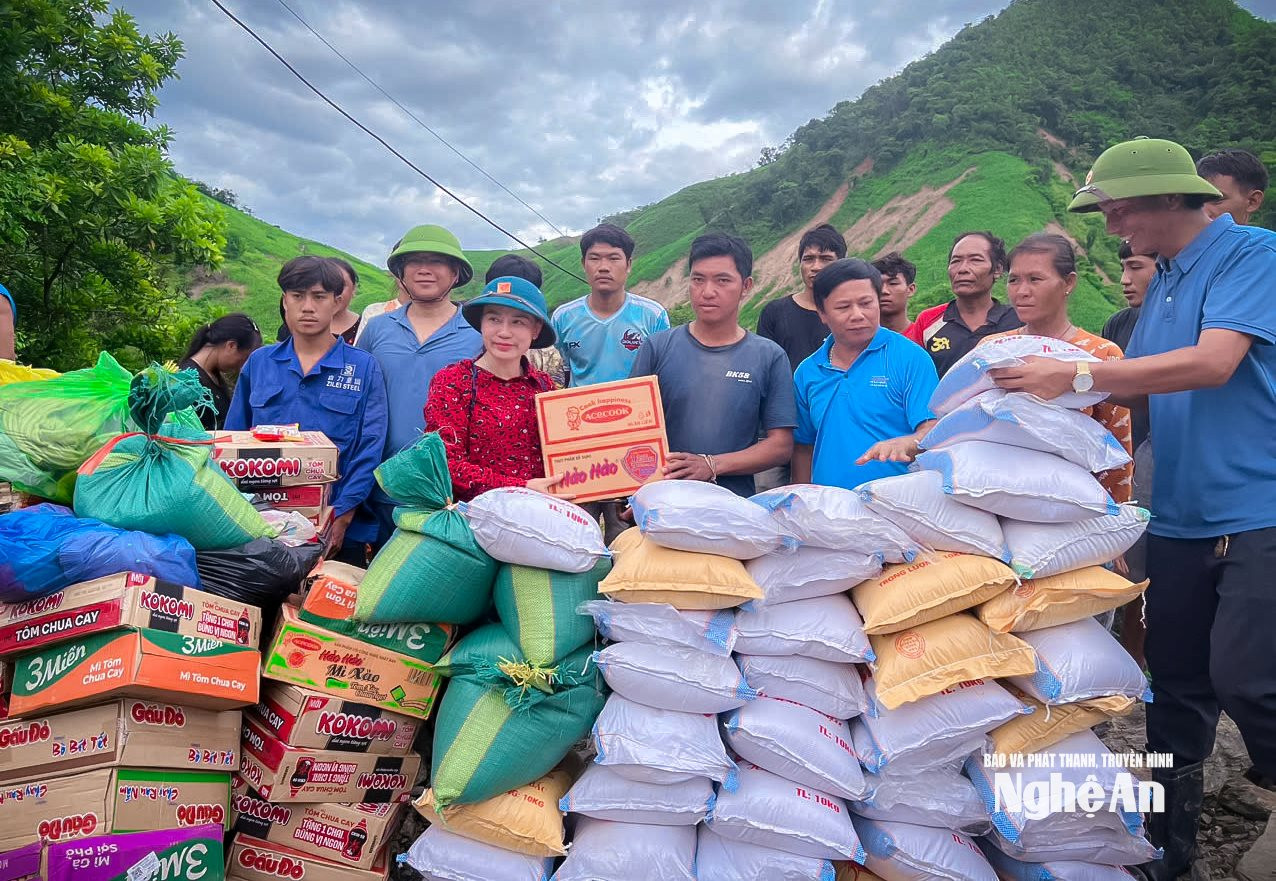 Lãnh đạo xã Mường Típ trao quà cứu trợ cho người dân bản Na Mương của nước bạn Lào. Ảnh: Vi Văn Sơn