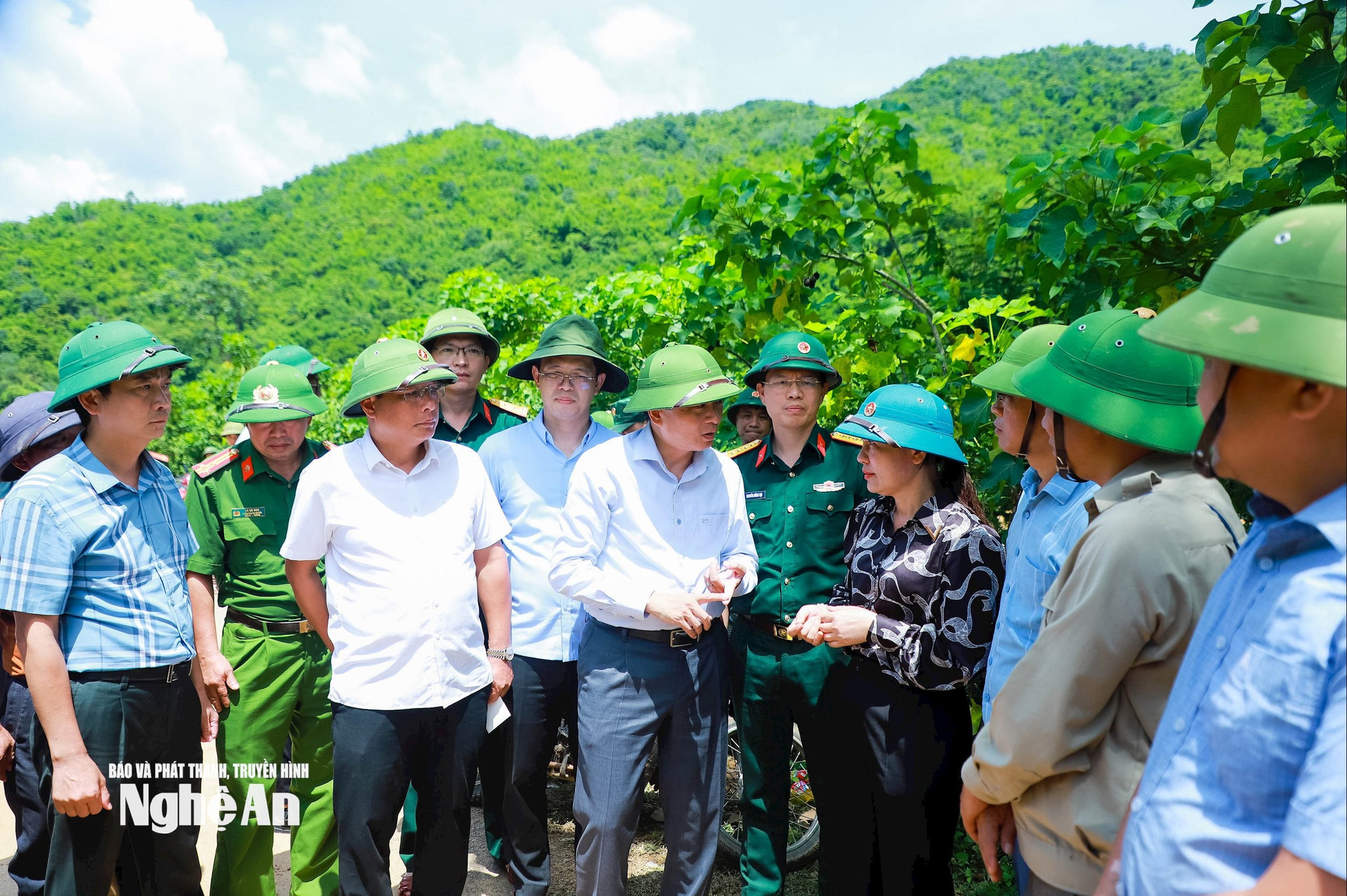 Chủ tịch UBND tỉnh Nghệ An Lê Hồng Vinh trao đổi với lãnh đạo xã Mường Típ và các lực lượng chức năng về công tác khắc phục thiệt hại do mưa lũ. Ảnh tư liệu: Thành Duy