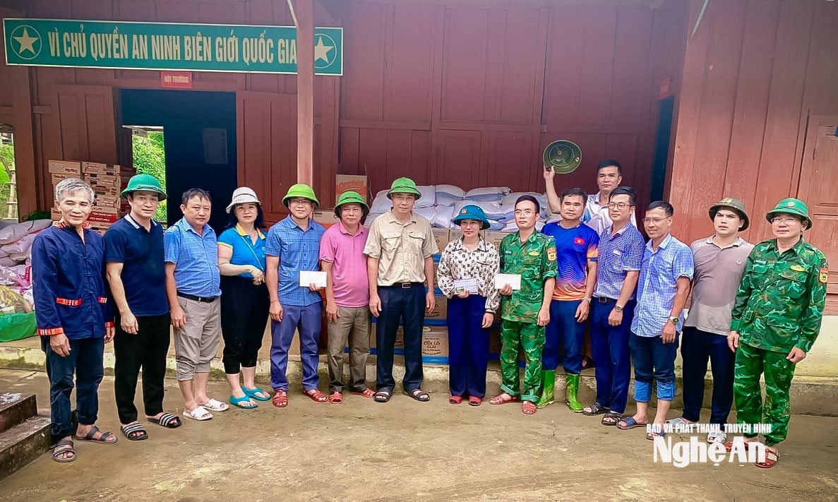 8 Đồng chí Hồ Lê Ngọc - Ủy viên Ban Thường vụ Tỉnh uỷ, Trưởng ban Nội chính Tỉnh ủy và Nhóm thiện nguyện Niềm Tin trao quà hỗ trợ người dân xã Mường Típ. Ảnh Phan Hậu copy