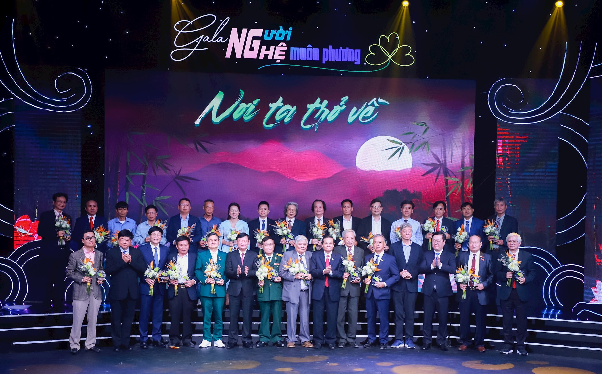 bi-thu-tinh-uy-chu-tich-ubnd-tinh-nguyen-duc-trung-da-trao-ky-niem-chuong-va-hoa-cho-cac-khach-moi-tham-du-chuong-trinh-6306.jpg