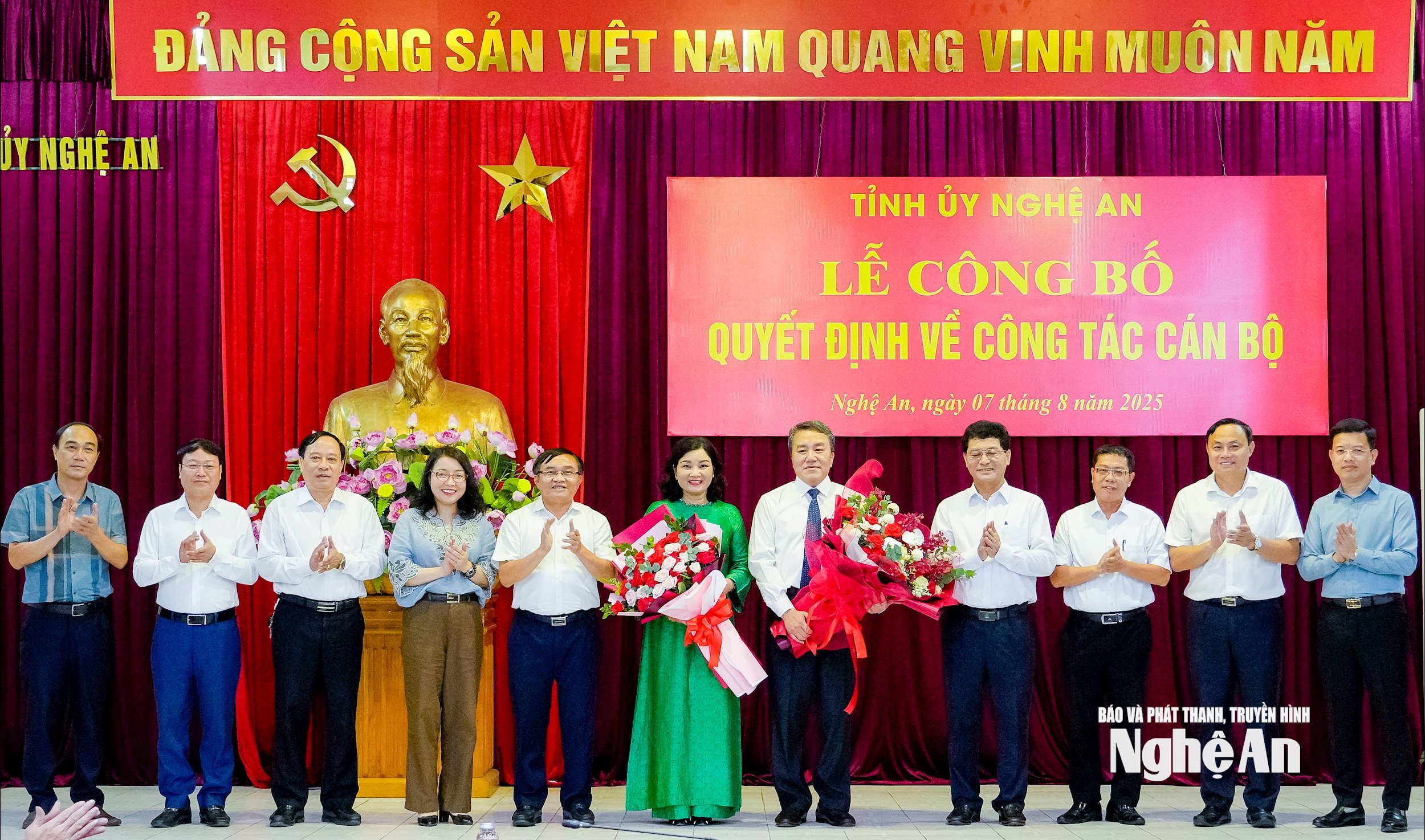 Lãnh đạo Ủy ban Kiểm tra Tỉnh ủy và Văn phòng Tỉnh ủy tặng hoa chúc mừng 2 đồng chí được điều động, bổ nhiệm. Ảnh: Phạm Bằng