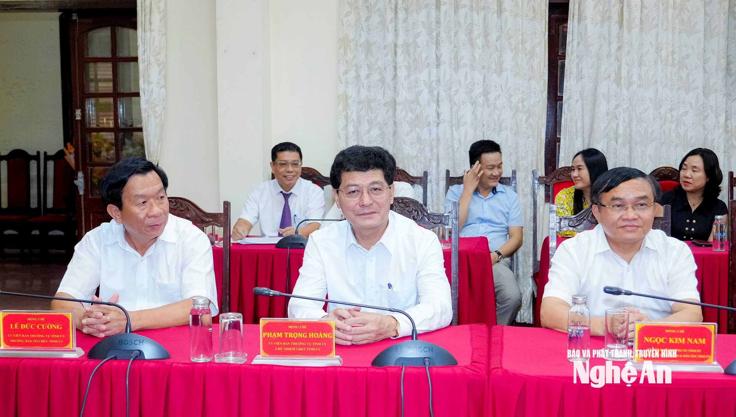 Các đồn chí Ủy viên Ban Thường vụ Tỉnh ủy tham dự buổi lễ. Ảnh: Phạm Bằng