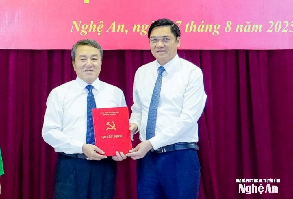 Đồng chí Lê Văn Giáp giữ chức Chánh Văn phòng Tỉnh ủy Nghệ An