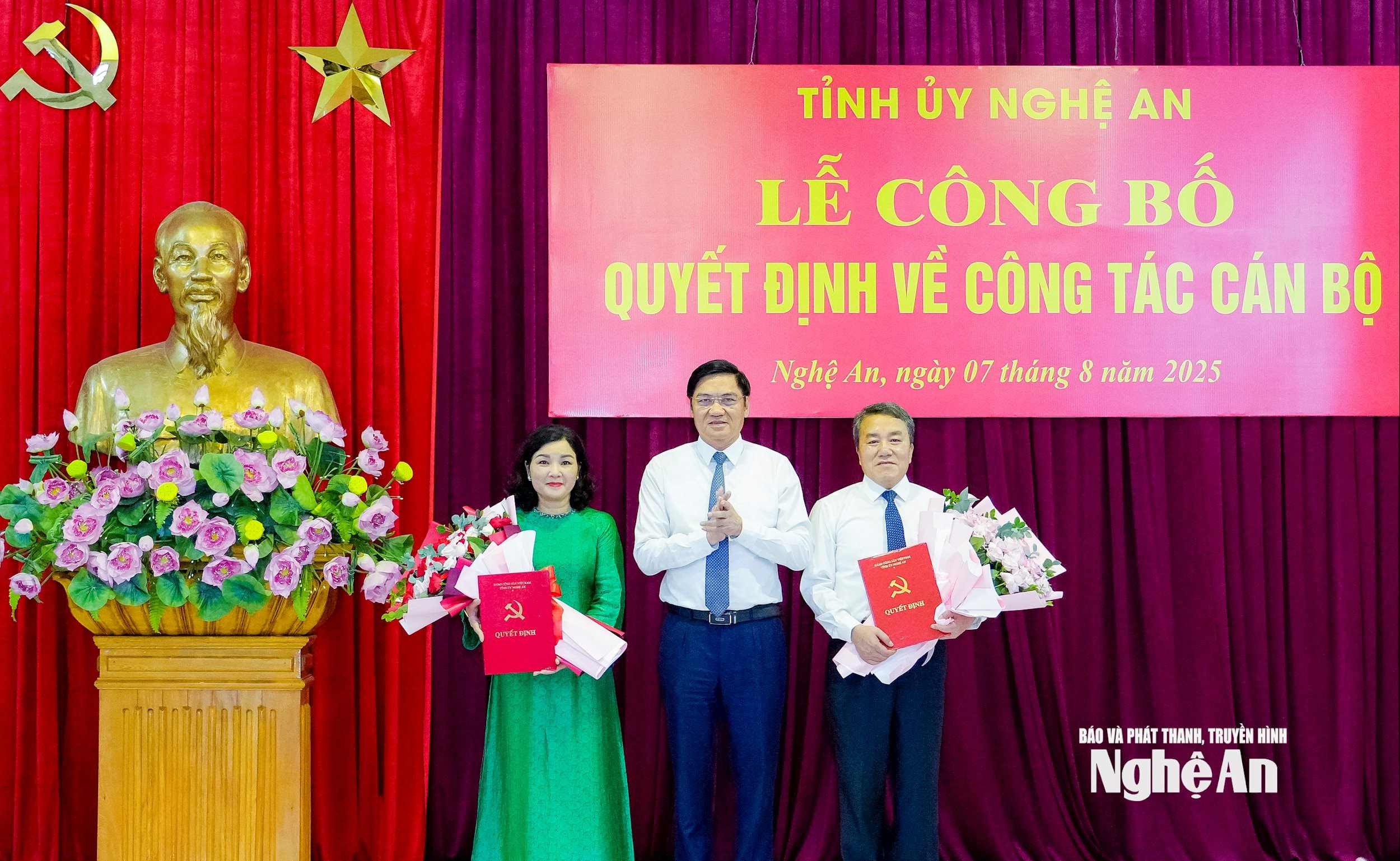 Đồng chí Hoàng Nghĩa Hiếu - Phó Bí thư Thường trực Tỉnh ủy, Chủ tịch HĐND tỉnh tặng hoa chúc mừng 2 đồng chí được điều động, bổ nhiệm. Ảnh: Phạm Bằng