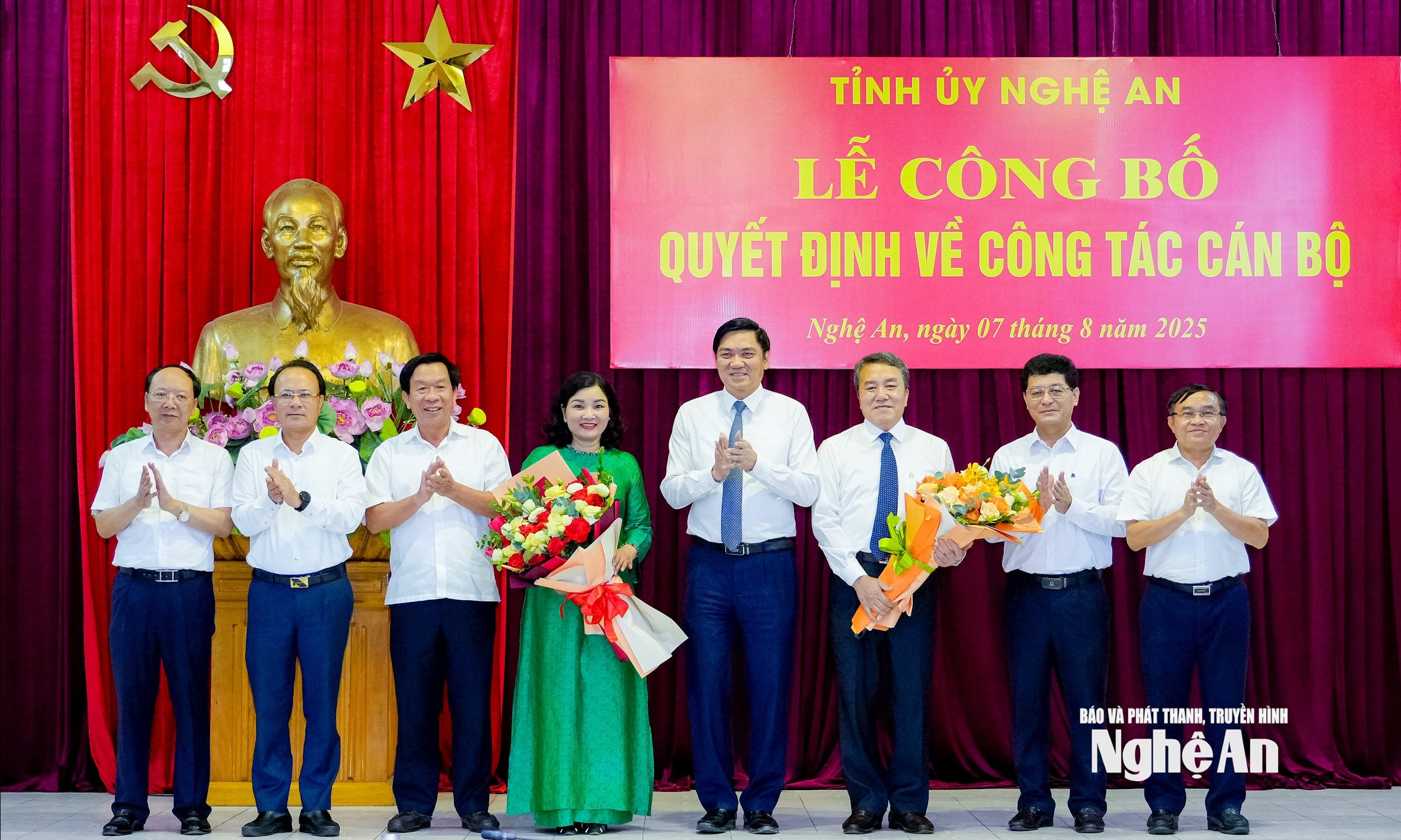 Các đồng chí trong Ban Thường vụ Tỉnh ủy tặng hoa chúc mừng 2 đồng chí được điều động, bổ nhiệm. Ảnh: Phạm Bằng