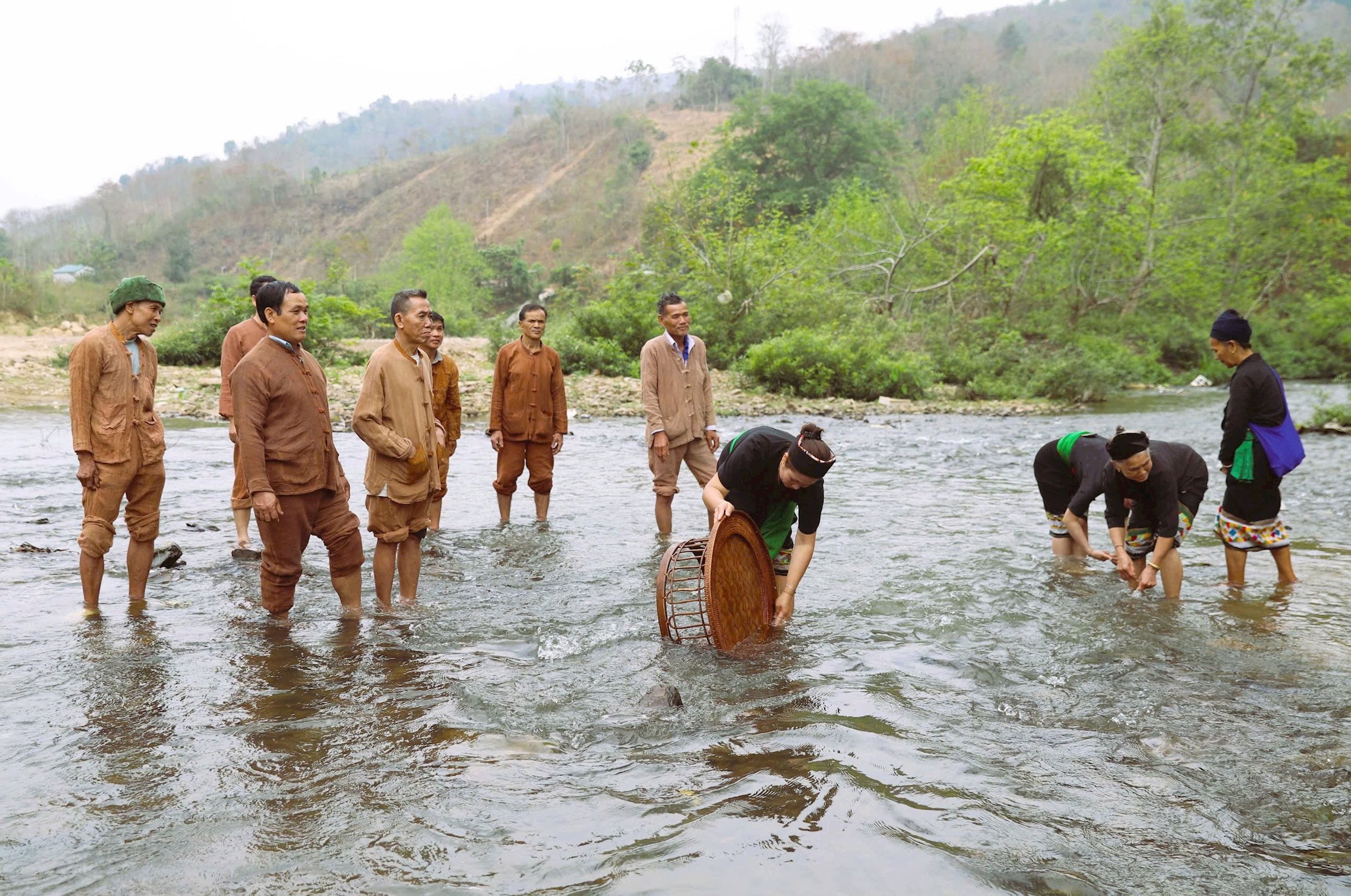 Người dân mang theo các vật dụng thường dùng trong sinh hoạt hàng ngày ra suối để rửa sạch, có ý nghĩa gột rửa những điều xui xẻo của năm cũ trong lễ đón tiếng sấm. Ảnh: M.H