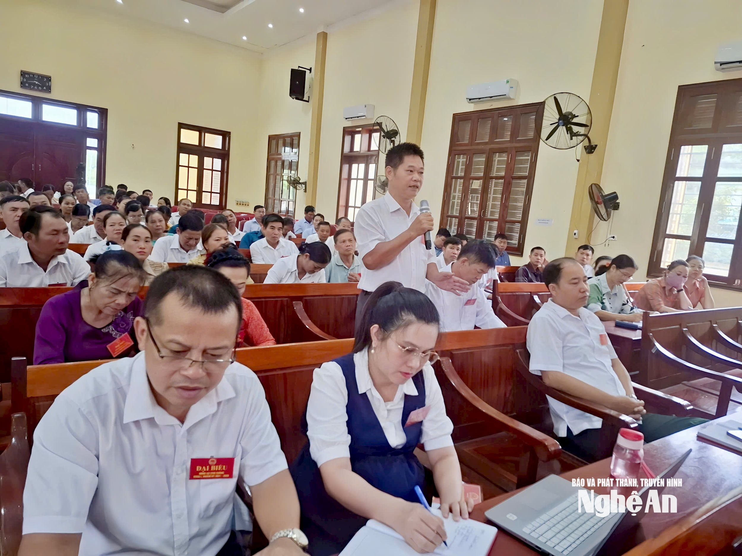 Đại biểu thảo luận tại kỳ họp