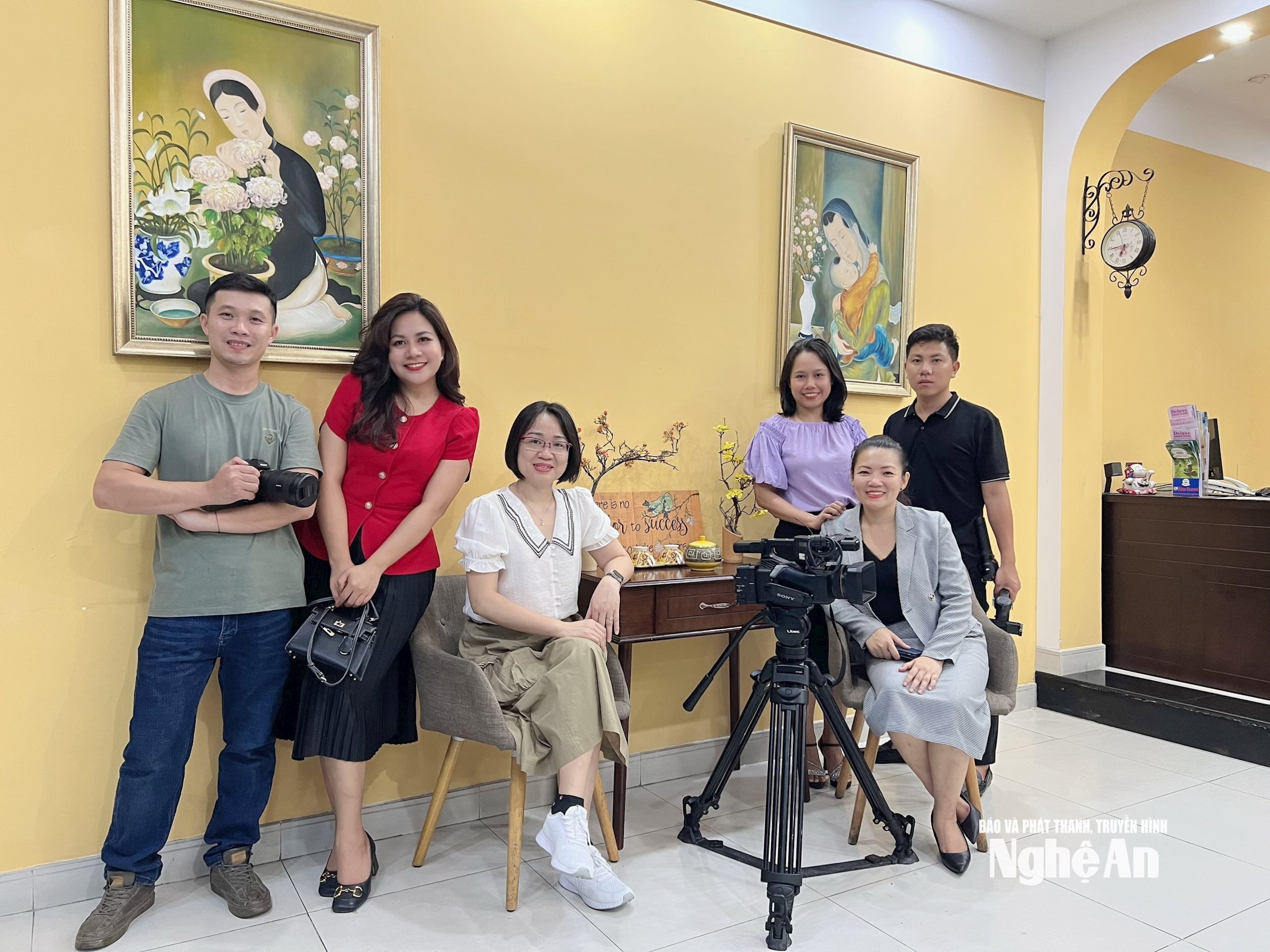 Ê-kip 'Người Nghệ muôn phương' tác nghiệp tại TP. Hồ Chí Minh.