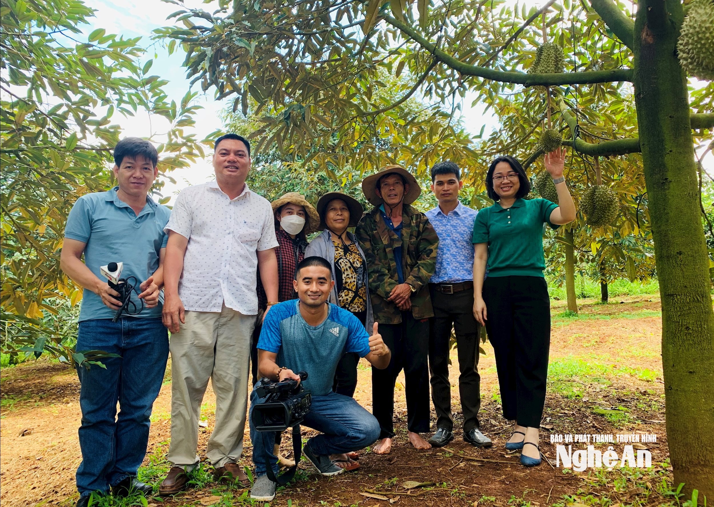 Ê-kip tác nghiệp Chương trình 'Người Nghệ muôn phương' tại vườn sầu riêng của một gia đình (người gốc Nam Đàn cũ) tại Đắk Lắk.