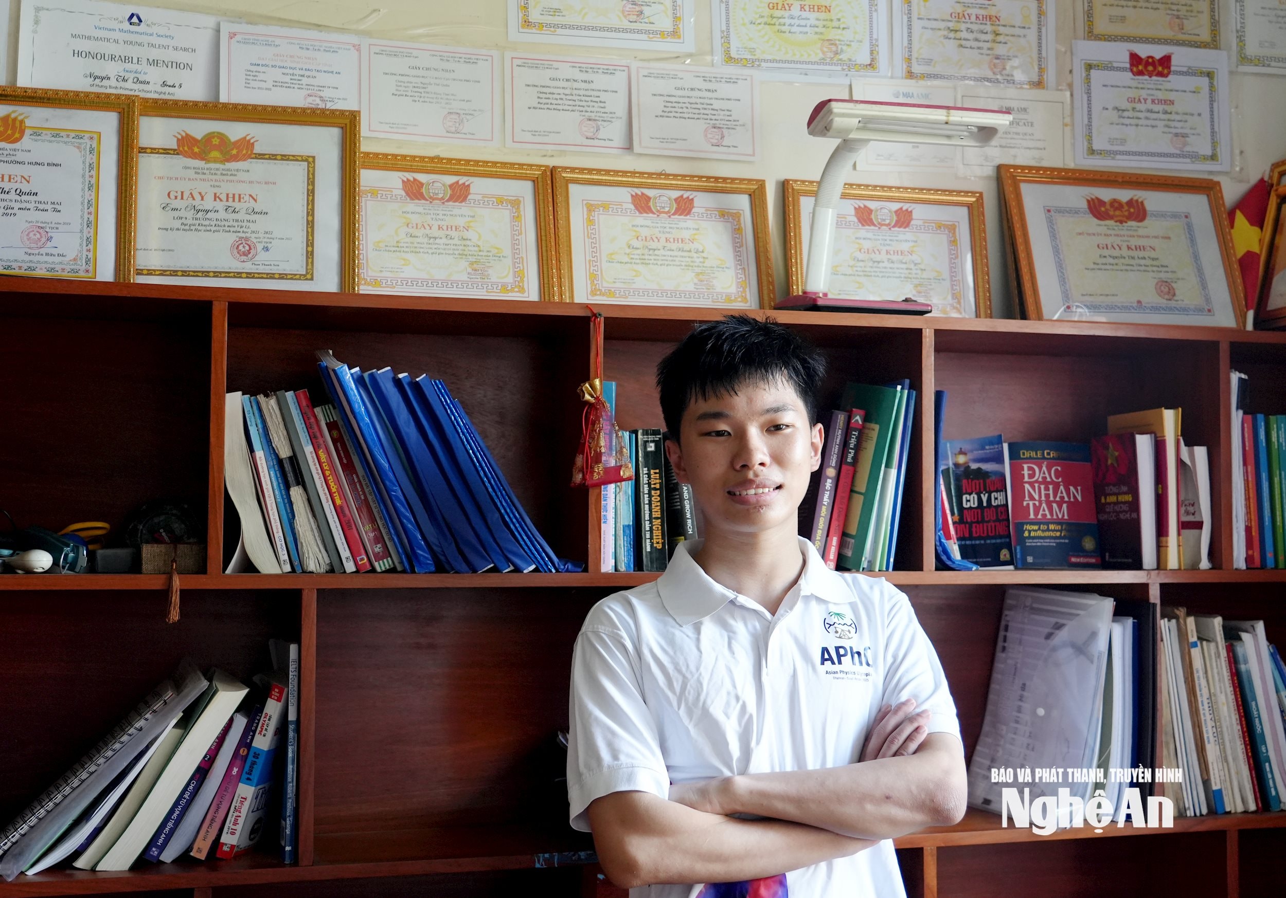 Nguyễn Thế Quân có bề dày thành tích trong học tập với rất nhiều Giấy khen, Bằng khen. Ảnh: Mỹ Hà
