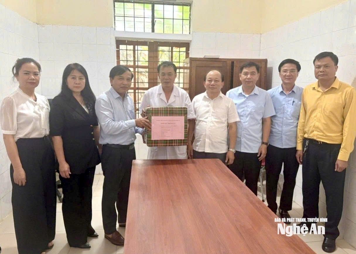Tặng quà xã Châu khê