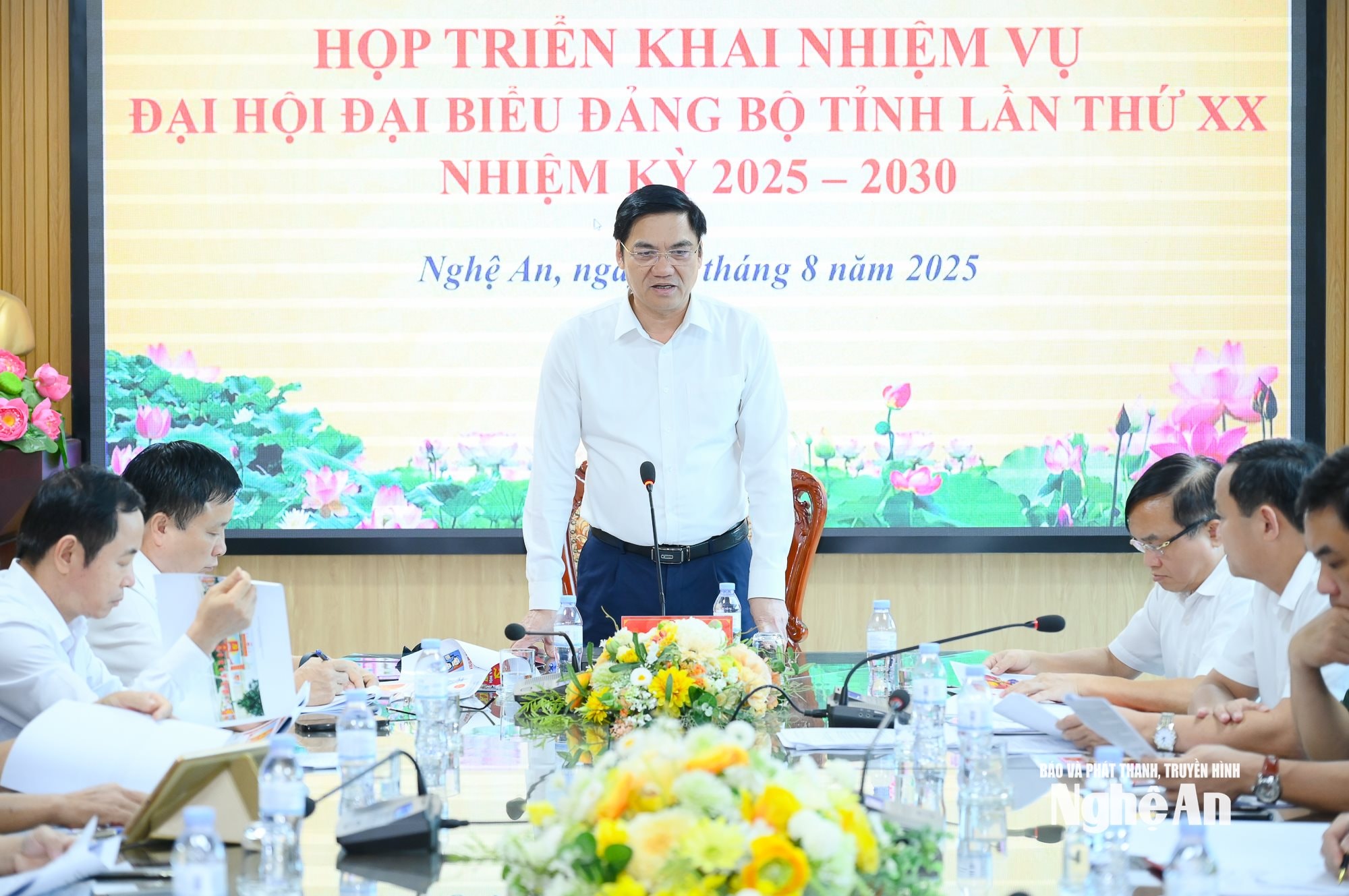 Tiếp tục tổ chức lấy ý kiến của các tầng lớp Nhân dân vào dự thảo văn kiện trình Đại hội Đảng bộ tỉnh Nghệ An và Đại hội đại biểu toàn quốc lần thứ XIV của Đảng
