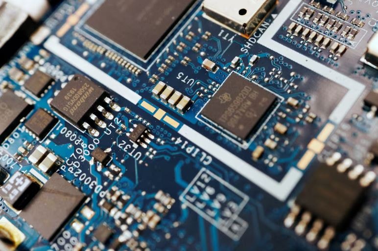 mỹ áp 100% thuế với chip bán dẫn