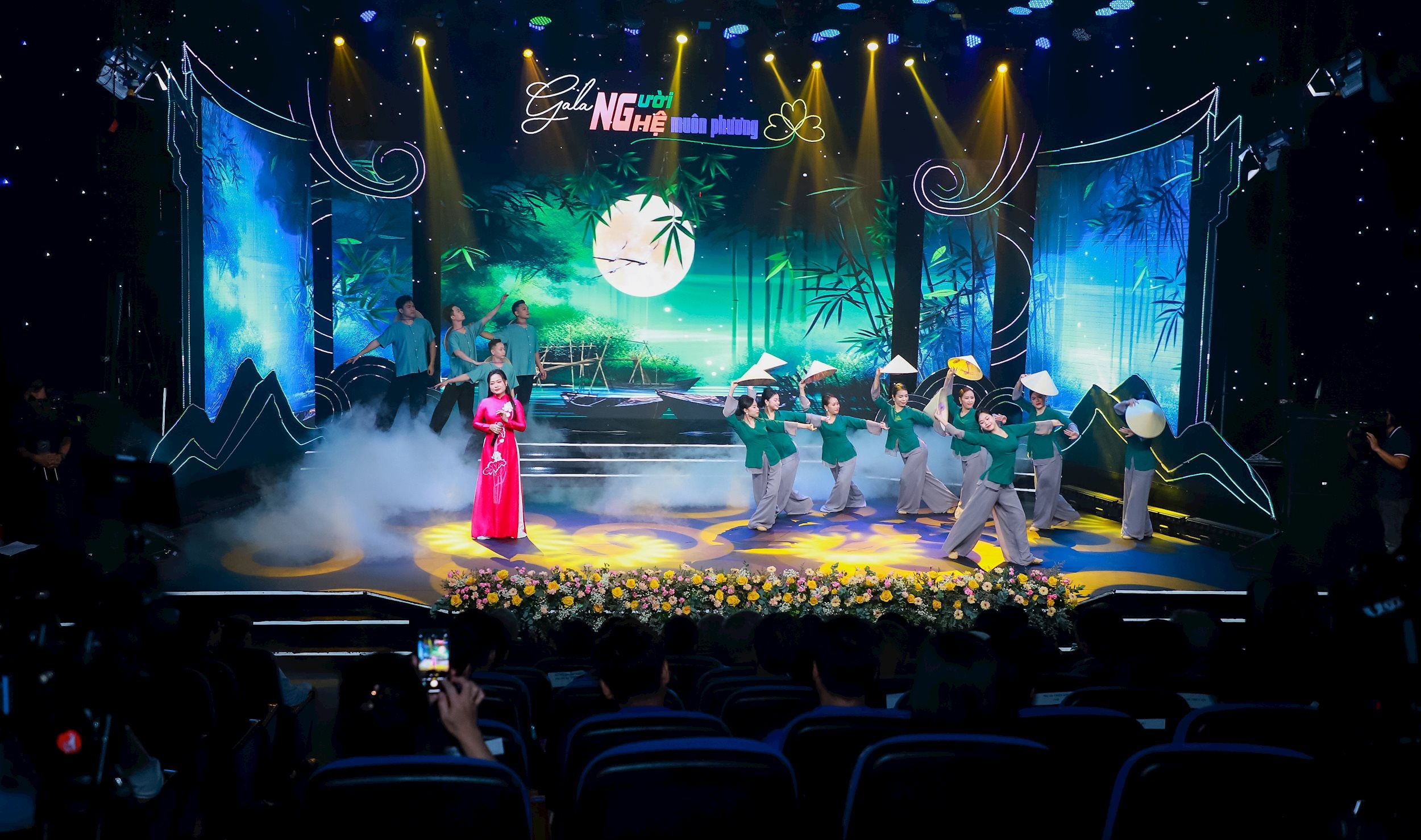Quang cảnh Gala 'Người Nghệ muôn phương - Nơi ta trở về'. Ảnh Thành Duy