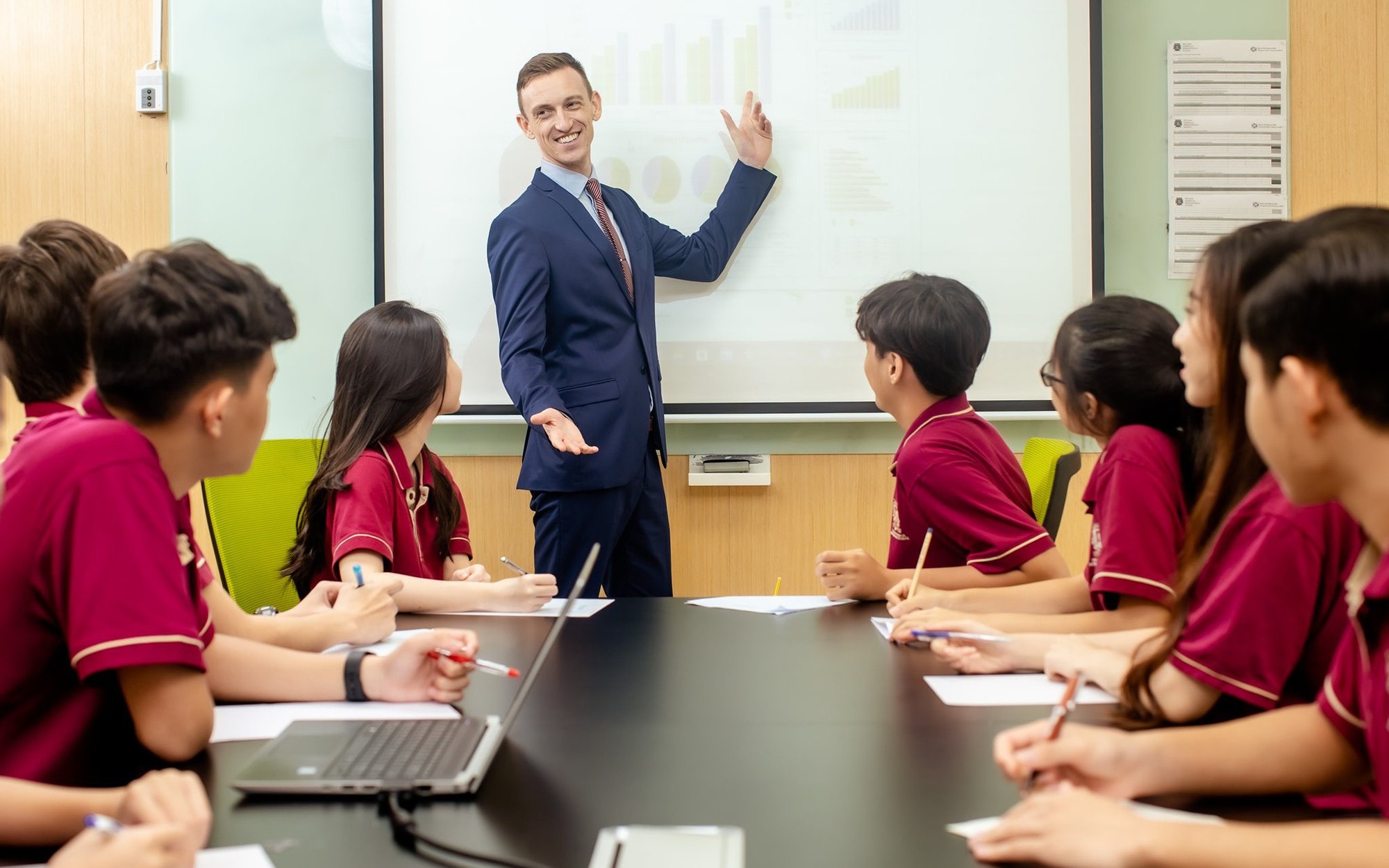 Áp dụng quy định mới về dạy và học bằng tiếng nước ngoài từ 25/9 Áp dụng quy định mới về dạy và học bằng tiếng nước ngoài từ 25/9