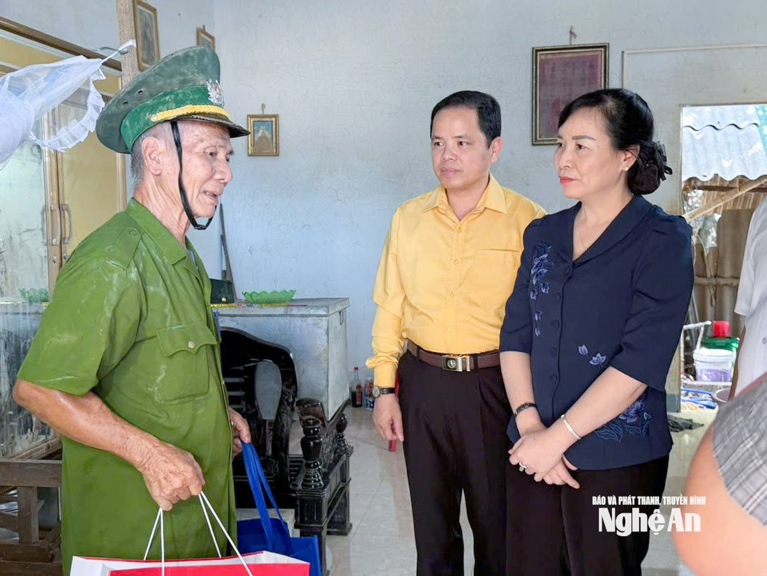 Đoàn công tác tỉnh Bắc Ninh trao hỗ trợ tỉnh Nghệ An 3 tỷ đồng khắc phục hậu quả mưa lũ