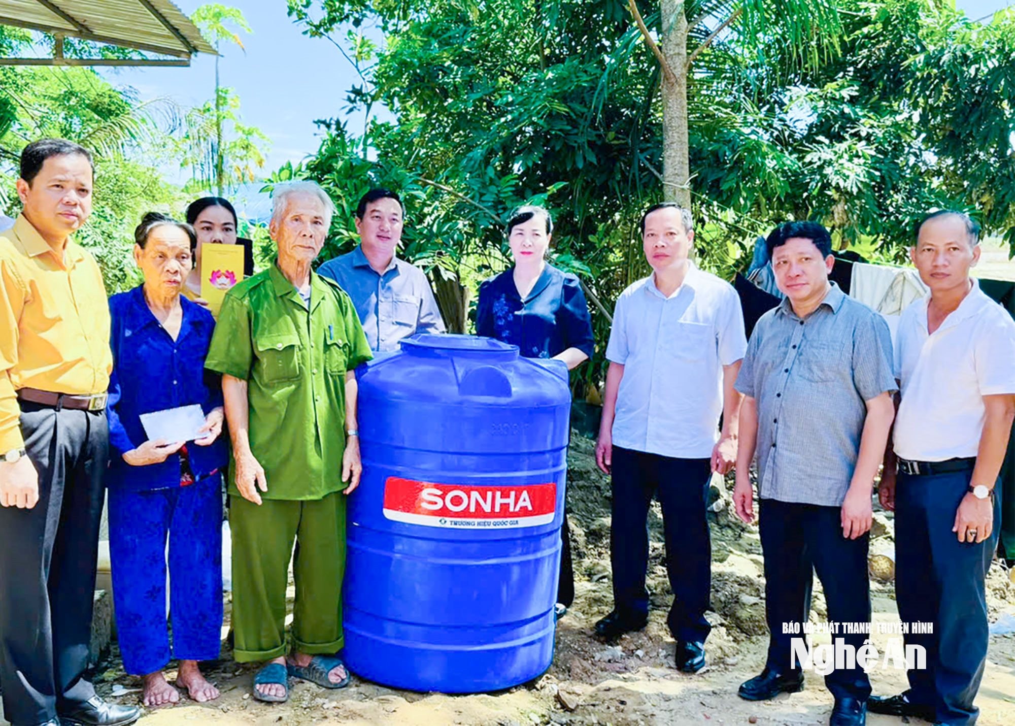  Đoàn công tác tỉnh Bắc Ninh trao thùng chứa nước cho người dân xã Con Cuông. 