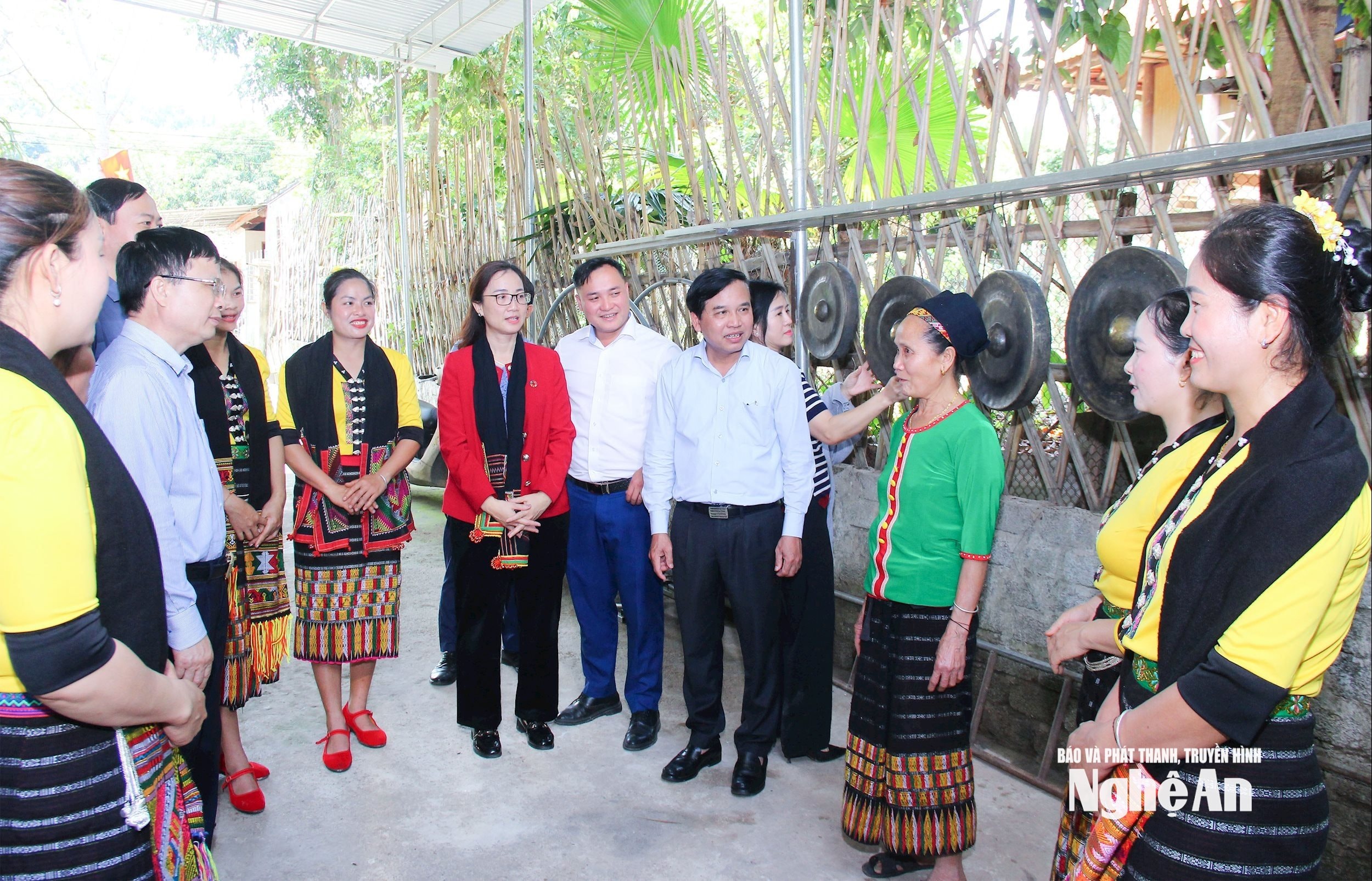 Lãnh đạo tỉnh tìm hiểu hoạt động du lịch cộng đồng tại xã Tam Quang. Ảnh- Mai Hoa