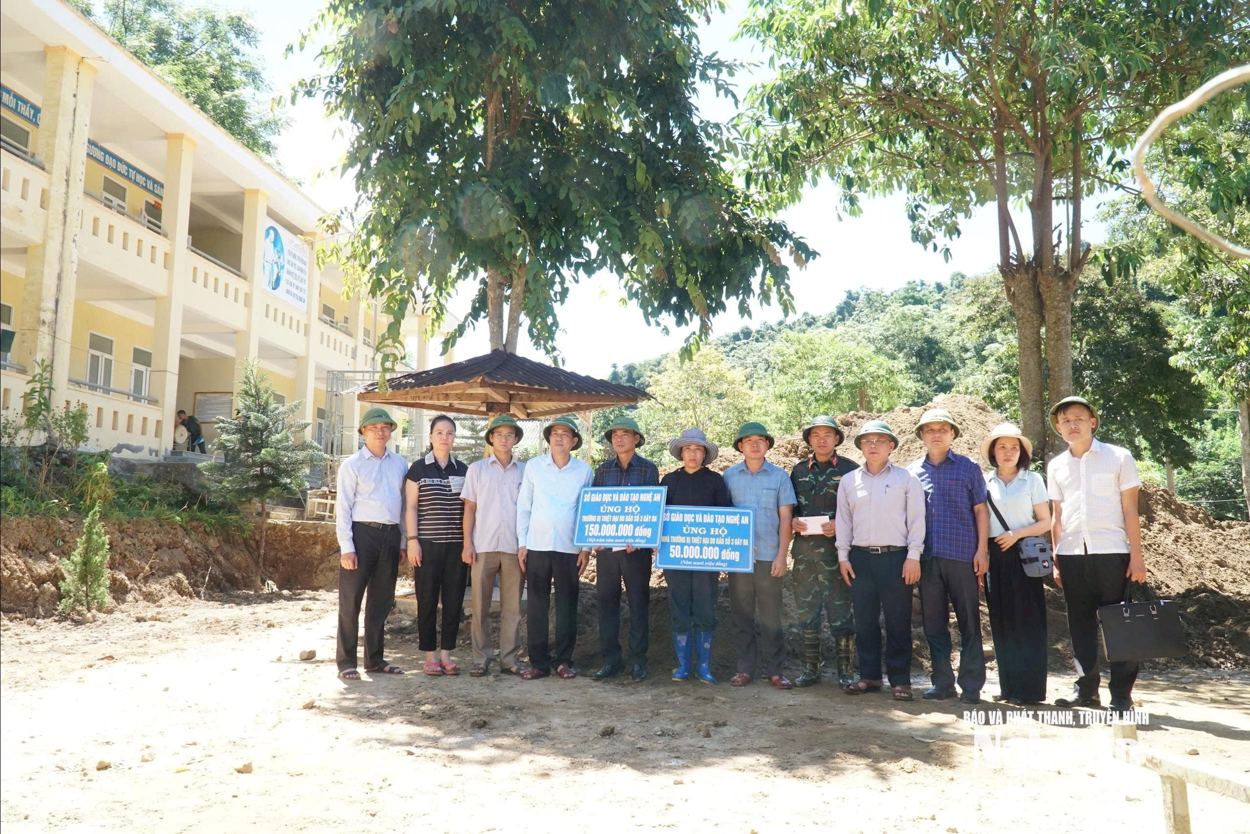 Đoàn công tác của Sở trao số tiền hỗ trợ cho các trường học trên địa bàn xã Bắc Lý. Ảnh - Mỹ Hà