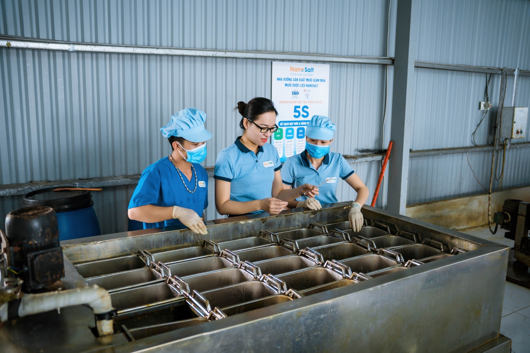 Công ty TNHH ABACA Việt Nam nâng cao chất lượng sản phẩm muối dược liệu phục vụ nhu cầu người tiêu dùng. Ảnh: Thu Hương