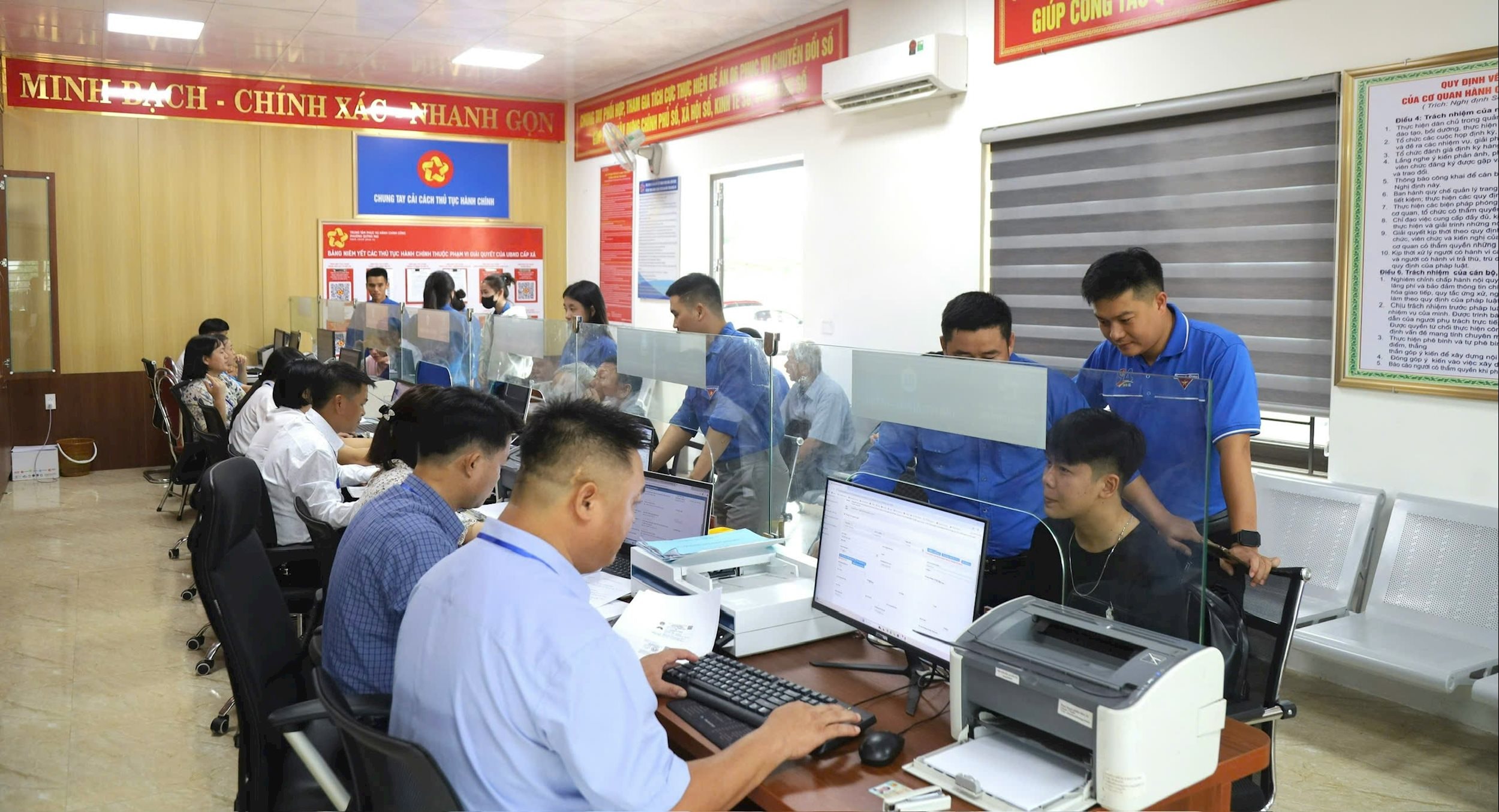 Hoạt động Trung tâm Phục vụ hành chính công phường Quỳnh Mai. Ảnh: Trang Nguyễn