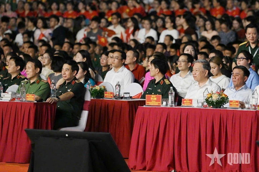 'Dưới cờ vinh quang': Kết nối quá khứ, hiện tại, tương lai trong xúc cảm và tự hào- Ảnh 3. 'Dưới cờ vinh quang': Kết nối quá khứ, hiện tại, tương lai trong xúc cảm và tự hào- Ảnh 3.