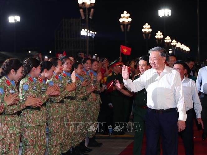 'Dưới cờ vinh quang': Kết nối quá khứ, hiện tại, tương lai trong xúc cảm và tự hào- Ảnh 1. 'Dưới cờ vinh quang': Kết nối quá khứ, hiện tại, tương lai trong xúc cảm và tự hào- Ảnh 1.