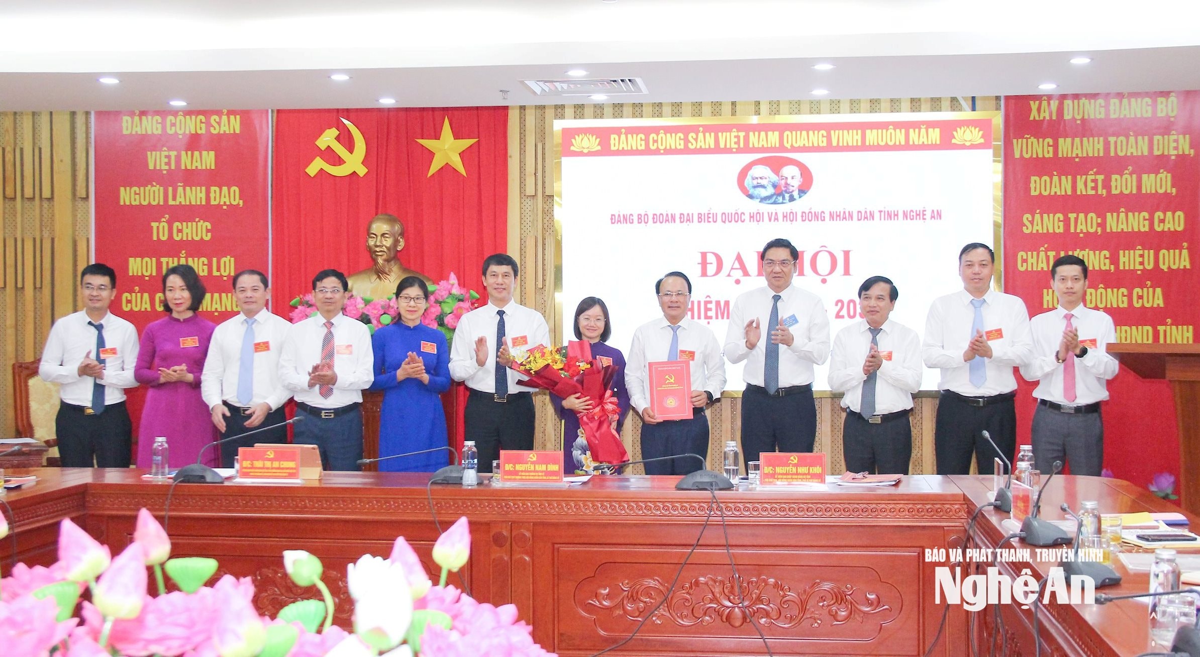  Đồng chí Hoàng Nghĩa Hiếu tặng hoa chúc mừng Ban Chấp hành Đoàn ĐBQH tỉnh