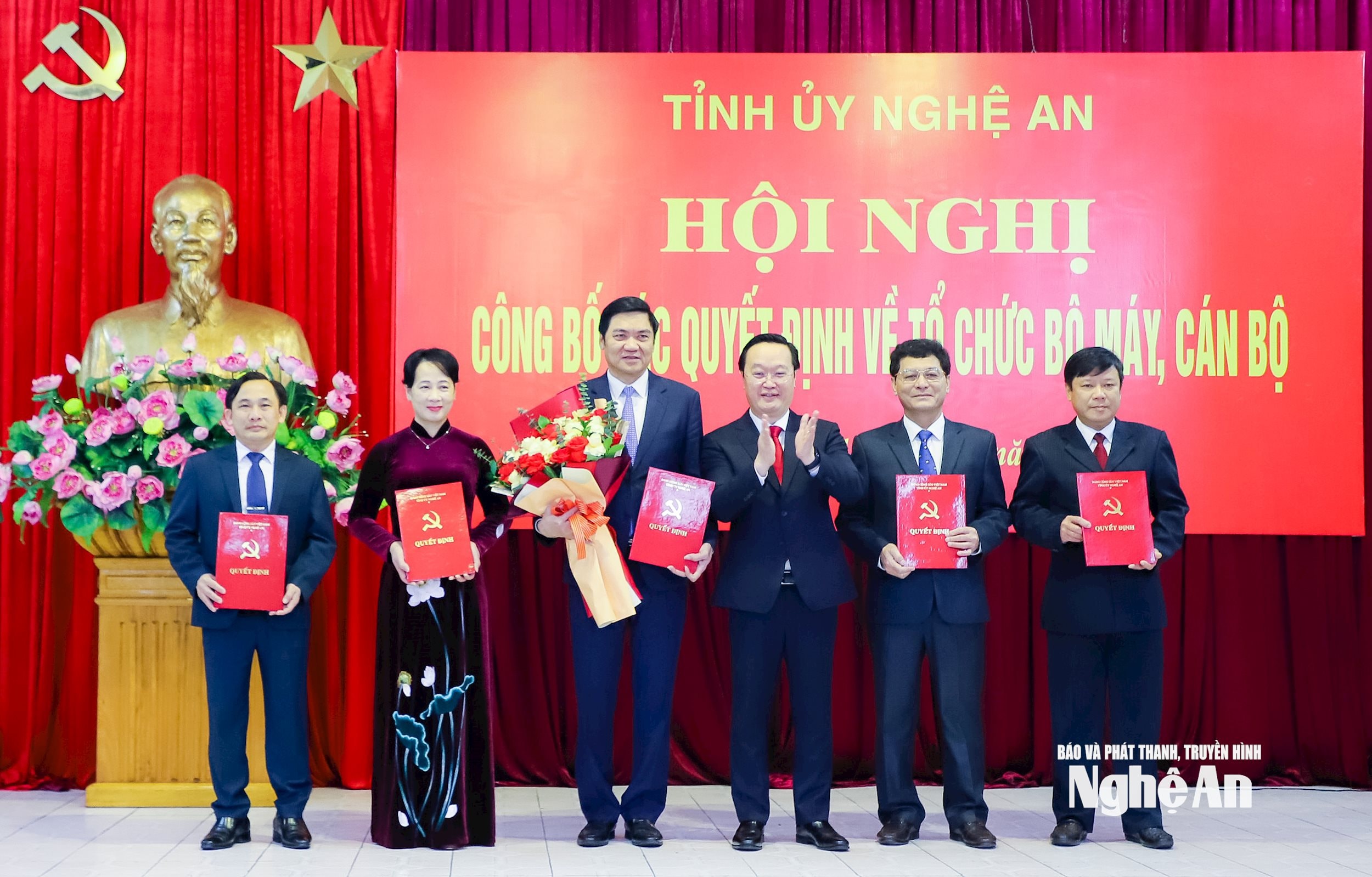 Bí thư Tỉnh ủy Nguyễn Đức Trung trao các quyết định thành lập, tặng hoa chúc mừng Đảng bộ Các cơ quan Đảng tỉnh