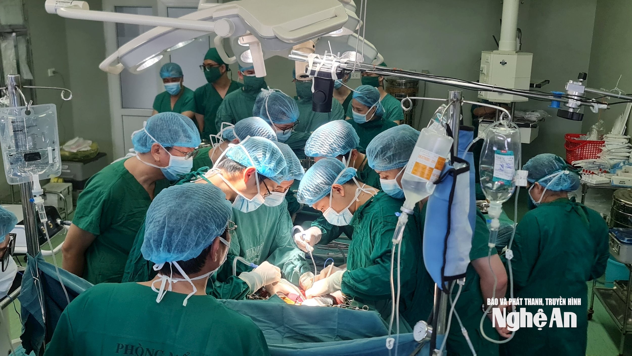 Các bác sĩ Bệnh viện Hữu nghị Đa khoa Nghệ An lấy, ghép tạng từ người hiến chết não. Ảnh Thành Chung