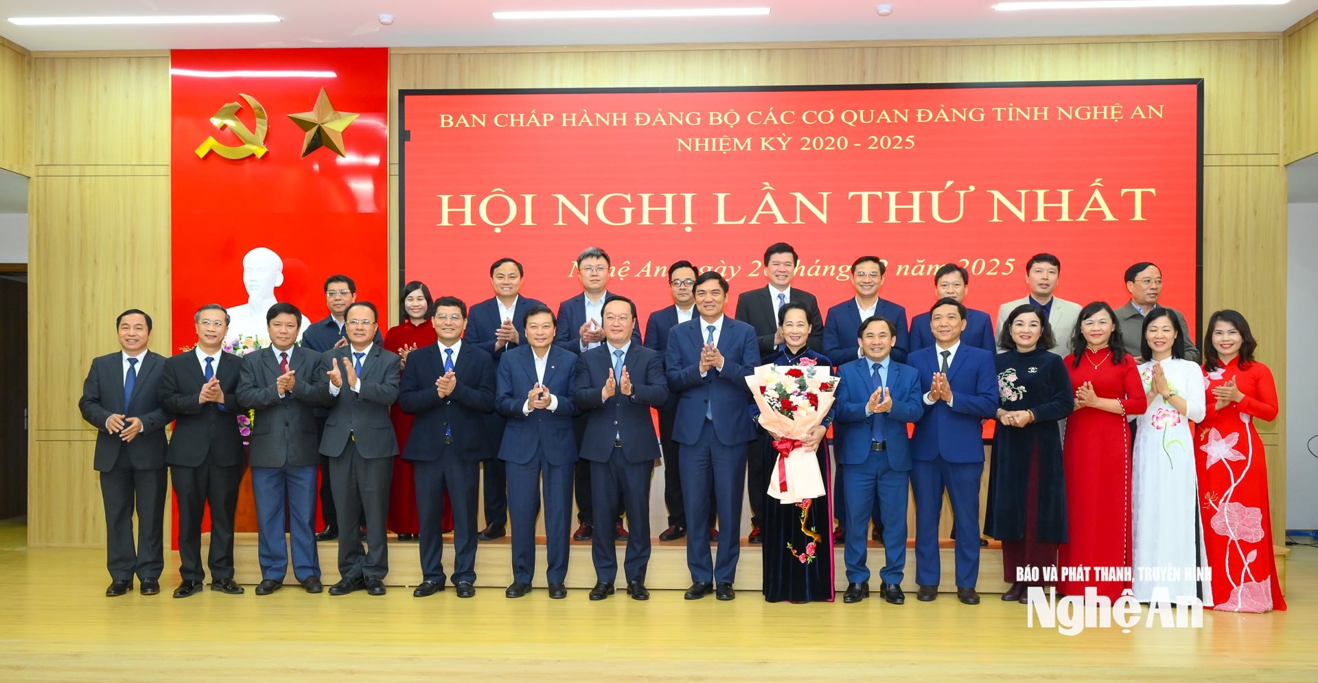 Các đồng chí Thường trực Tỉnh ủy chụp ảnh lưu niệm cùng Ban Chấp hành Đảng bộ các cơ quan Đảng tỉnh. Ảnh: Thành Cường